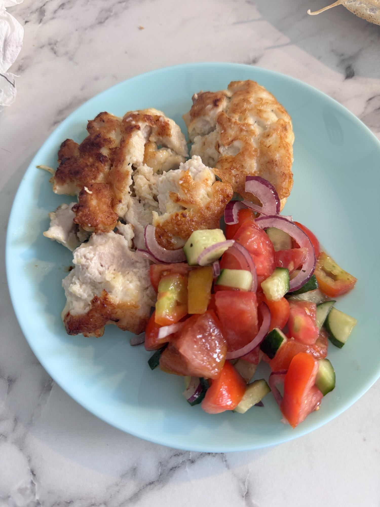 Курица с овощным салатом