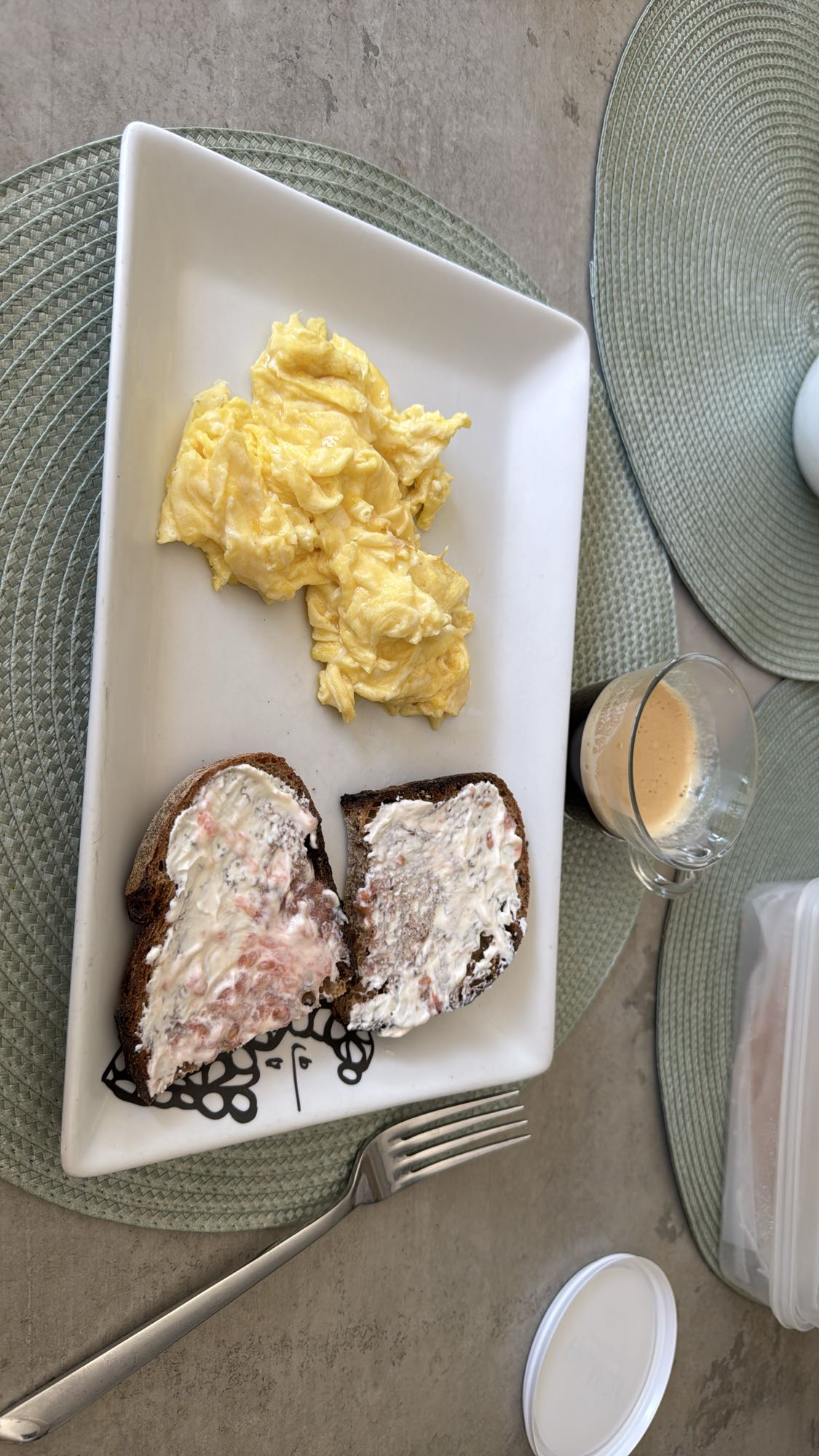 Huevos y pan con crema