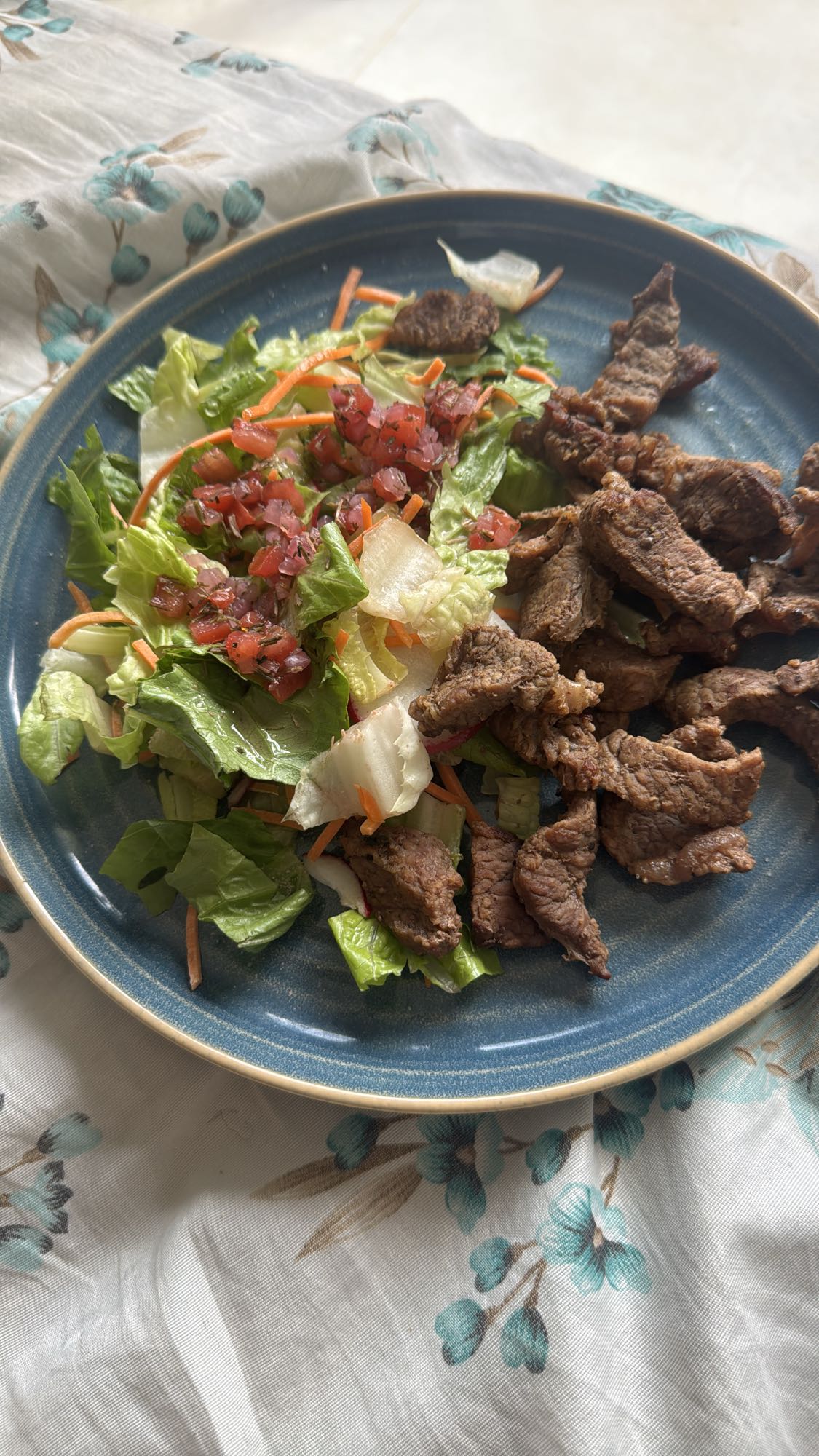 Salada com carne grelhada