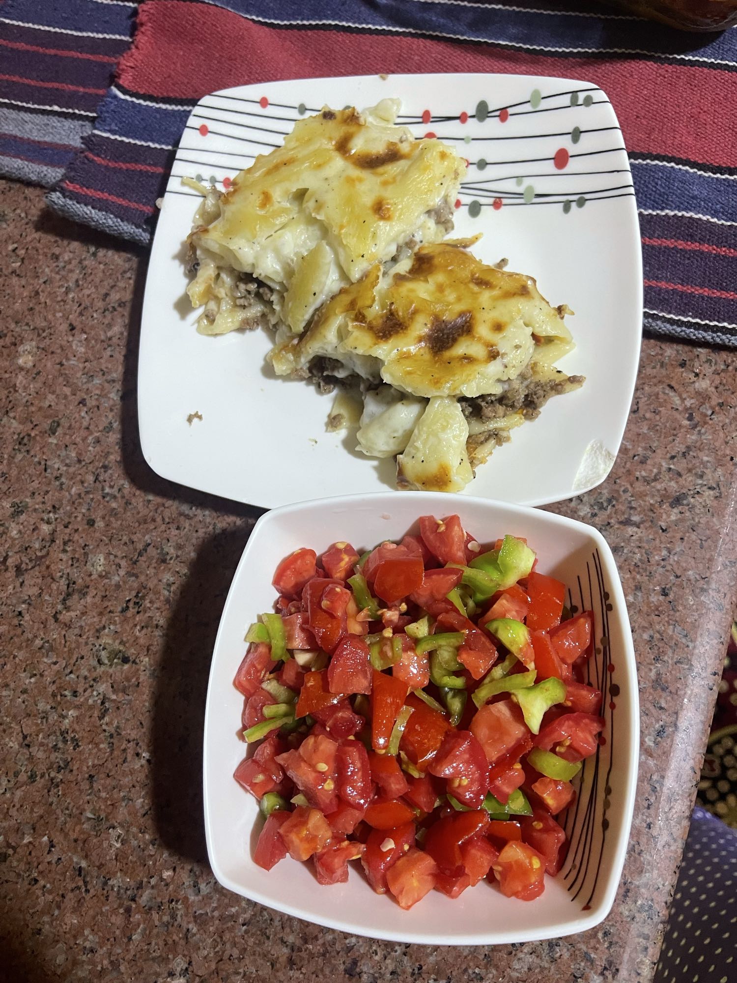 مكرونة بالبشاميل وسلطة