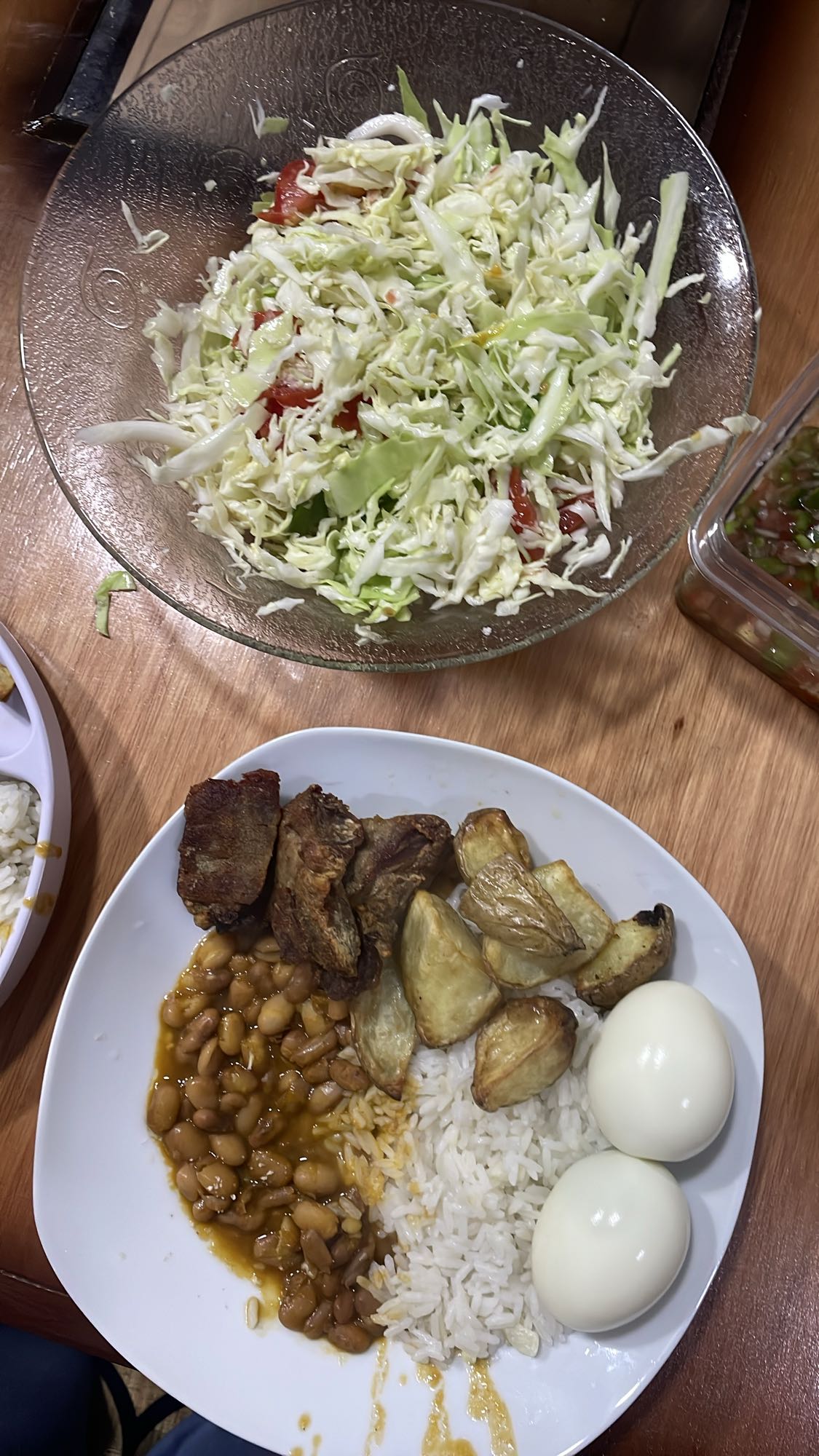 Prato com salada e ovos