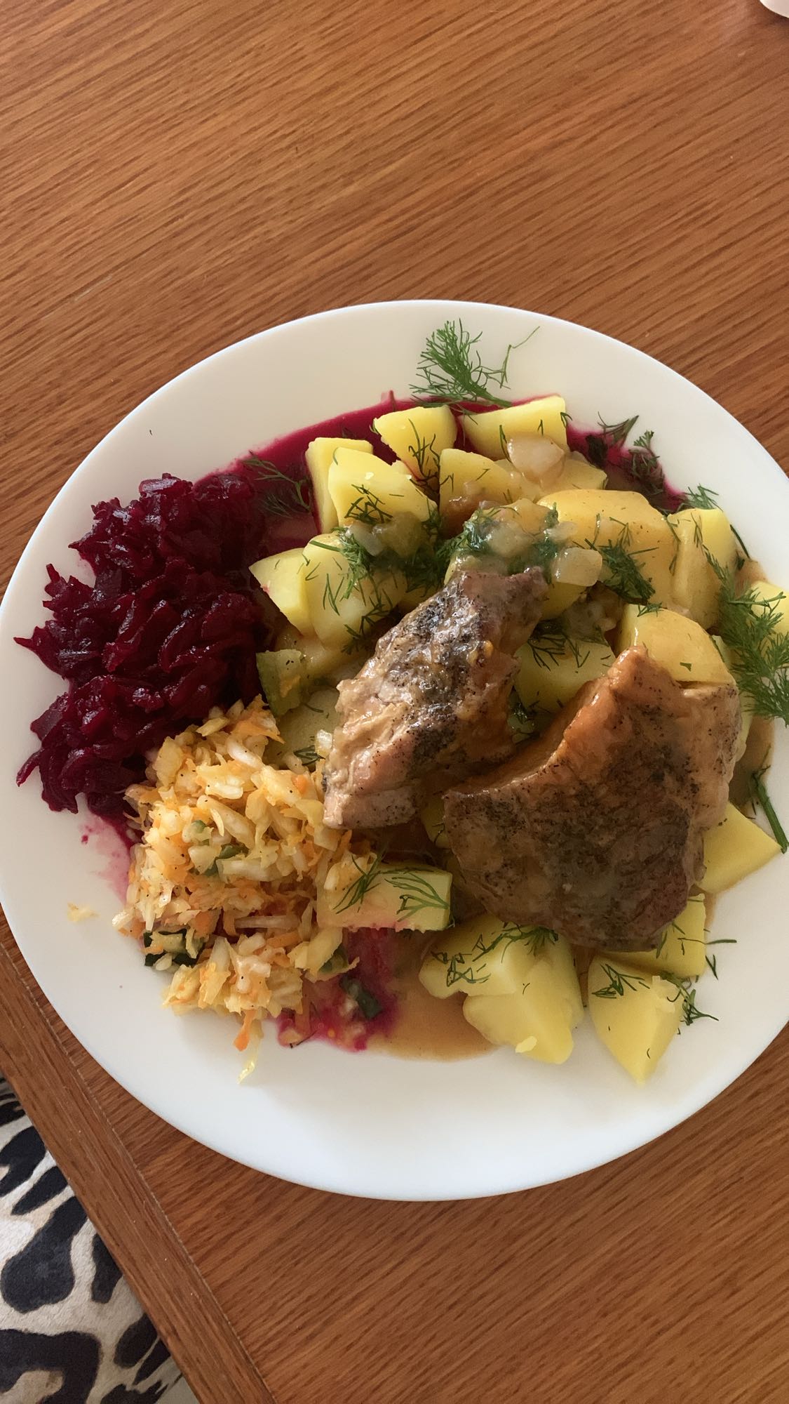 Ziemniaki z mięsem i surówką