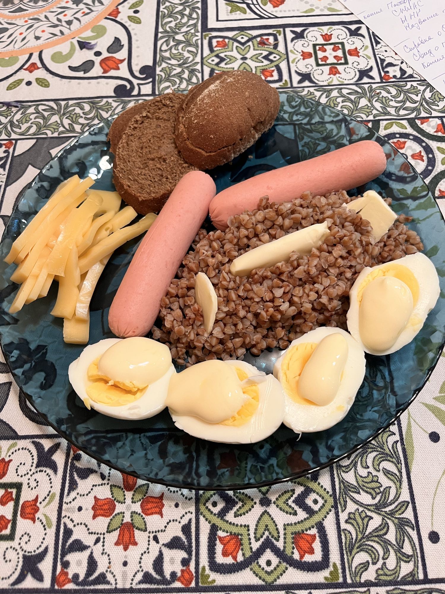 гречка с яйцами и сосисками