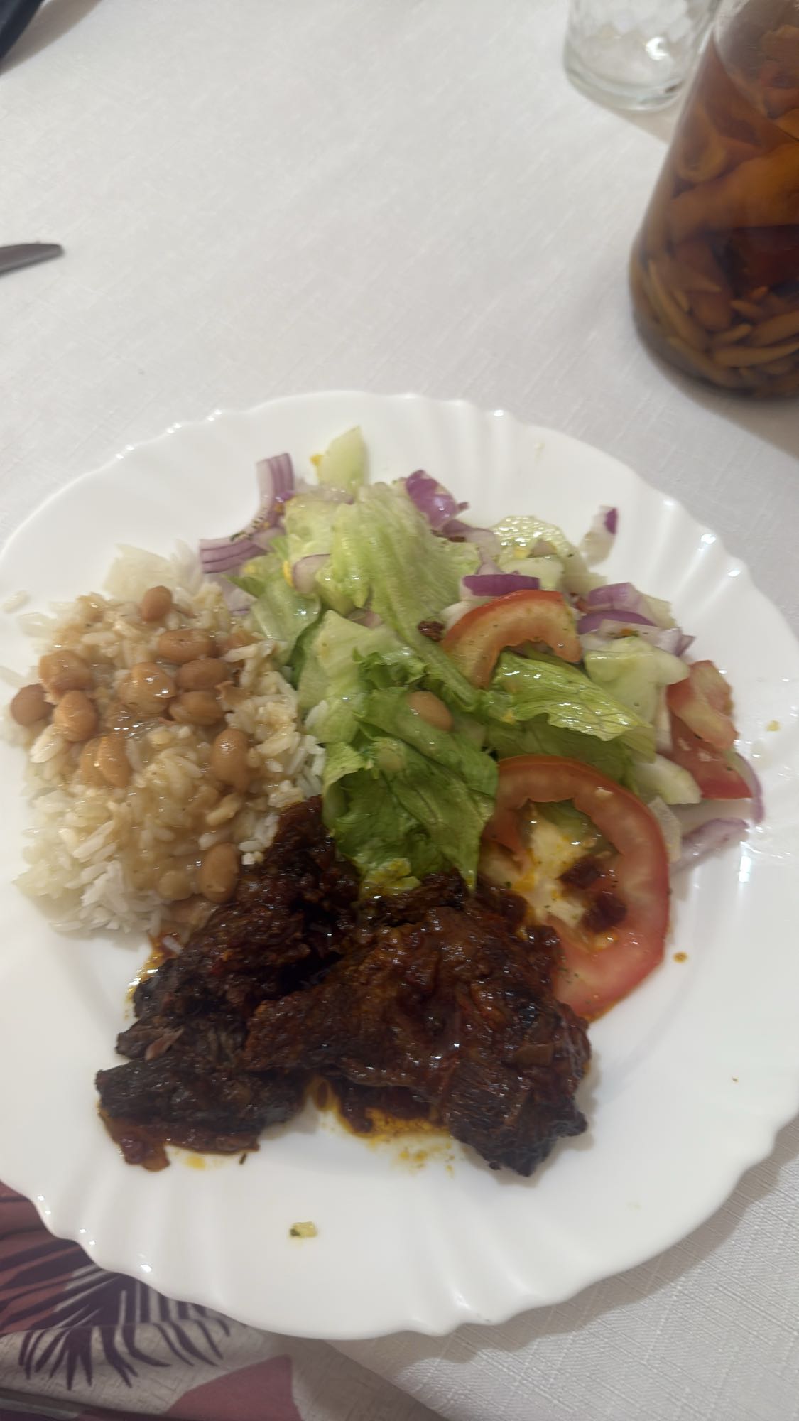 Arroz, feijão, carne e salada