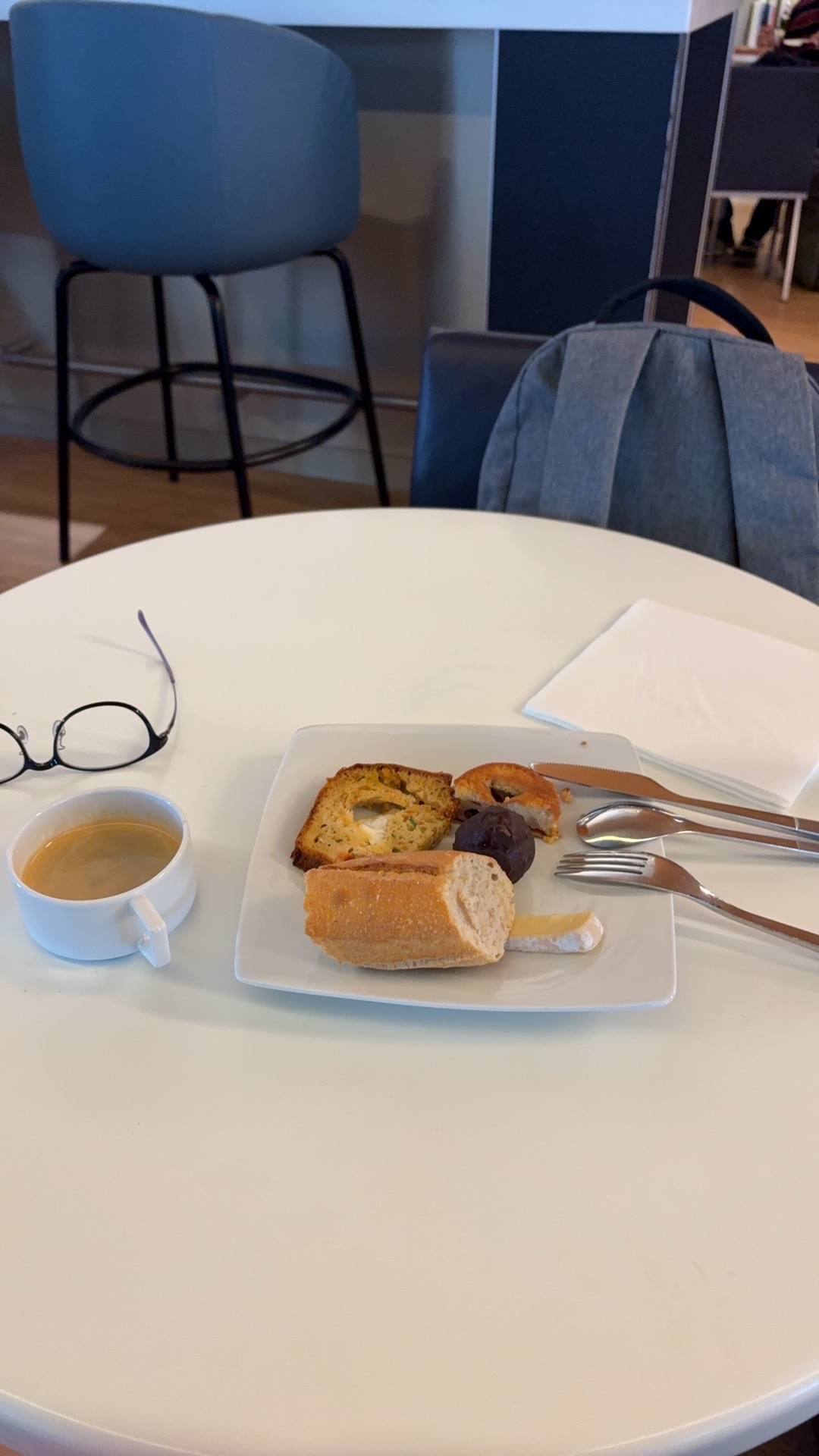Petit-déjeuner café et pâtisseries