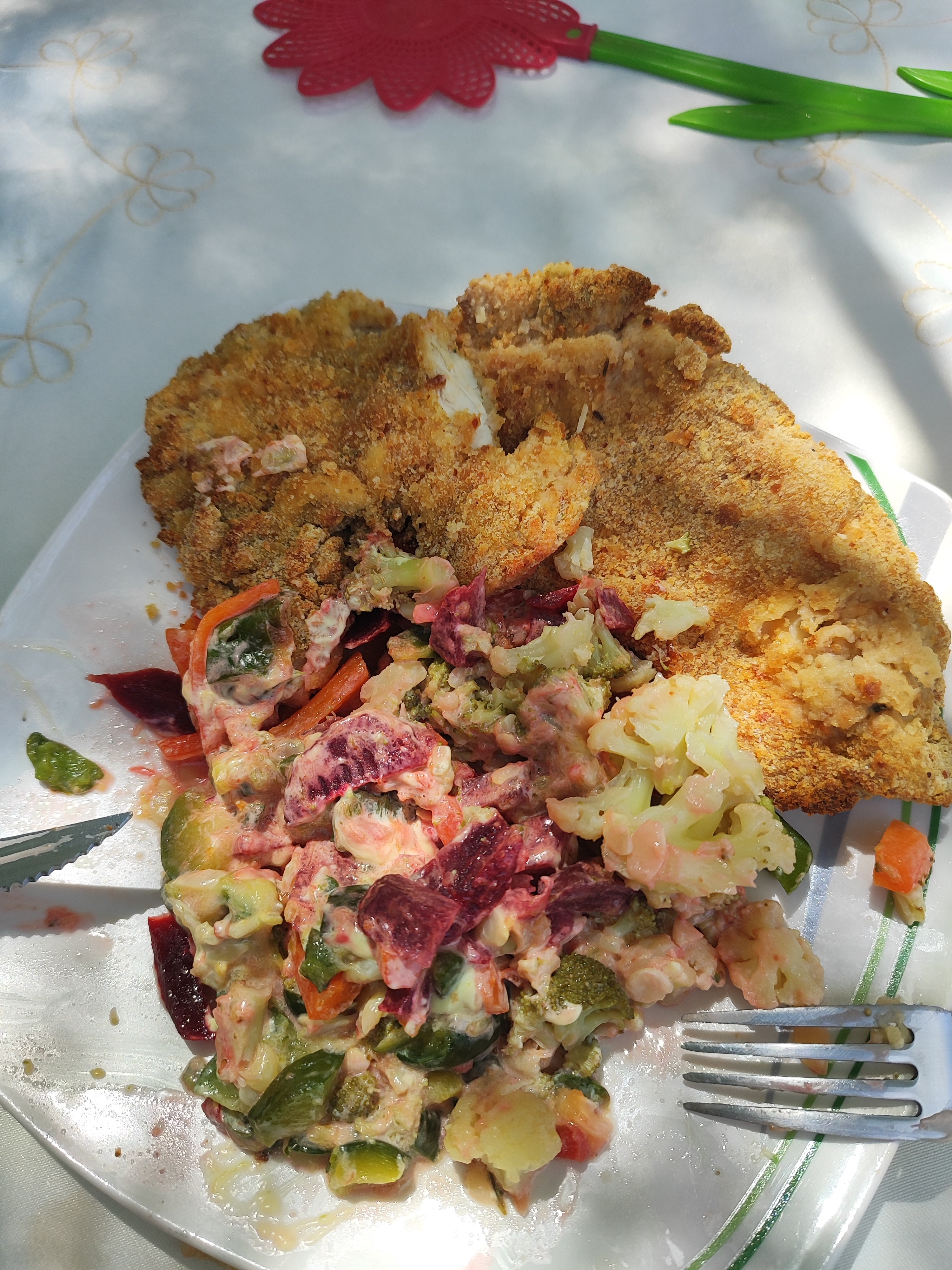 Pollo empanizado y ensalada