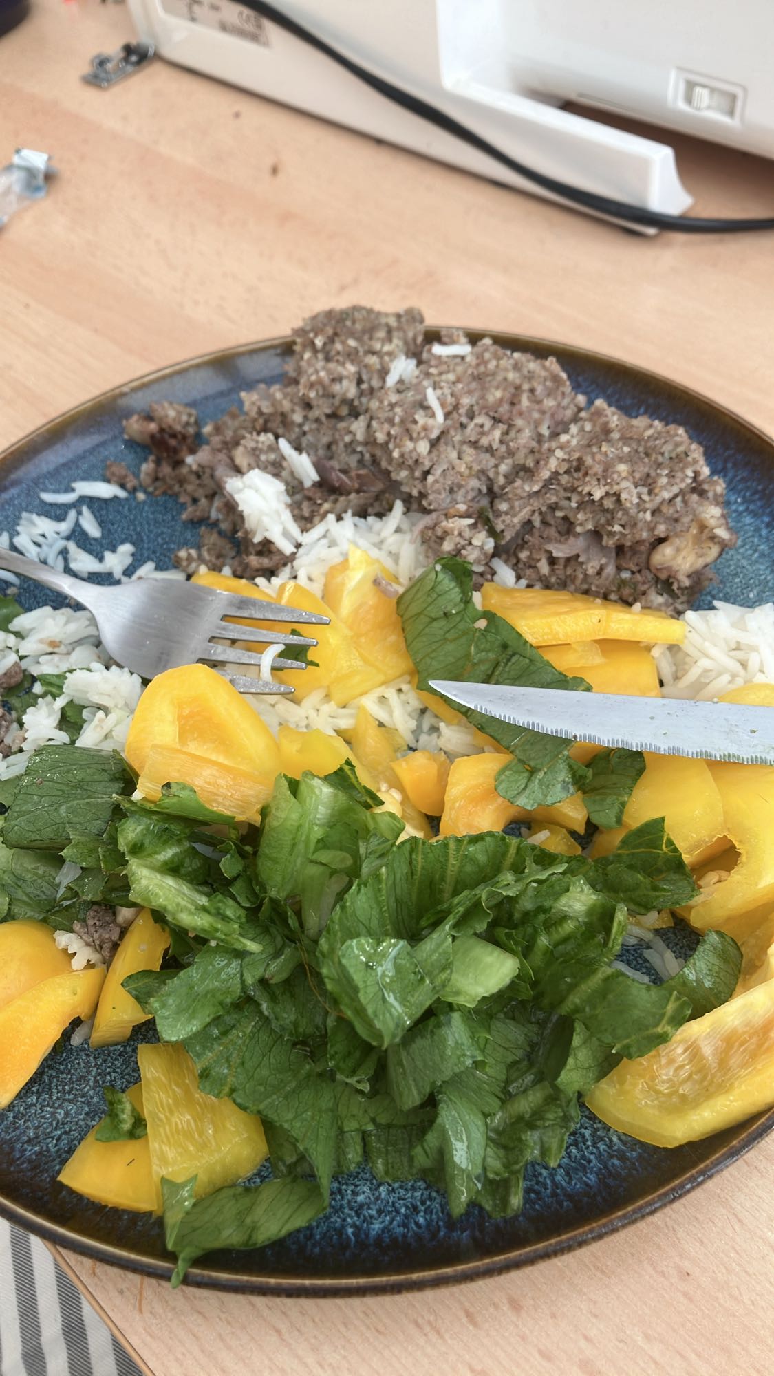 Quibe assado com recheio de carne moída, nozes, cebola e tahine com arroz