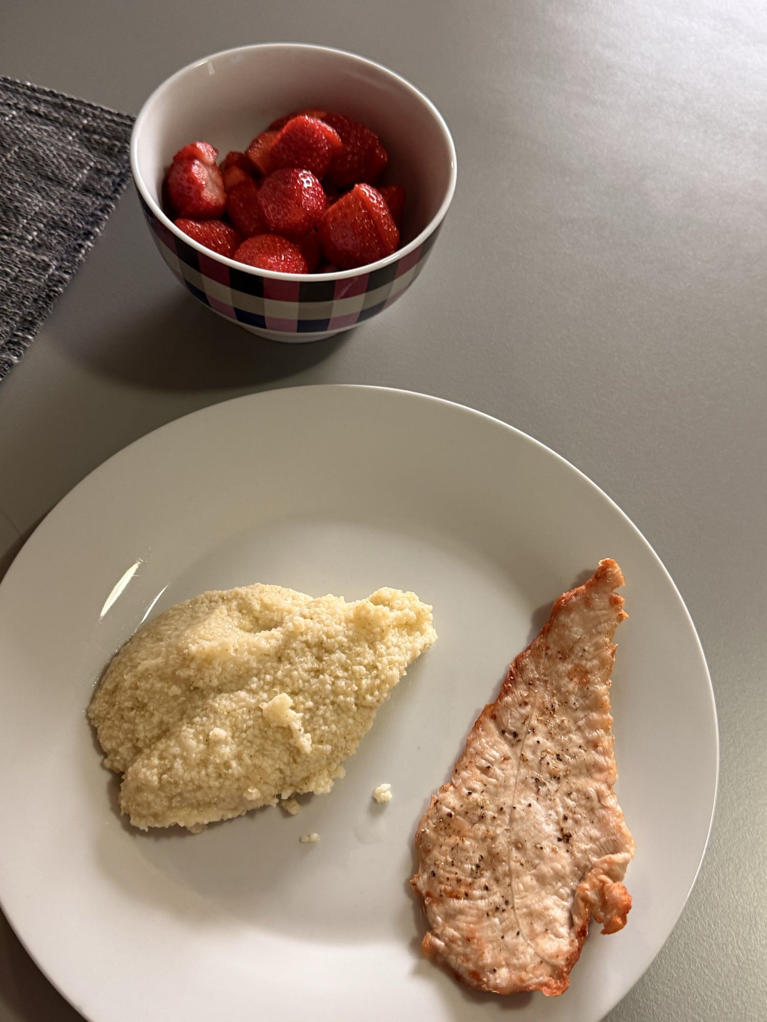 Curcan cu couscous și căpșuni