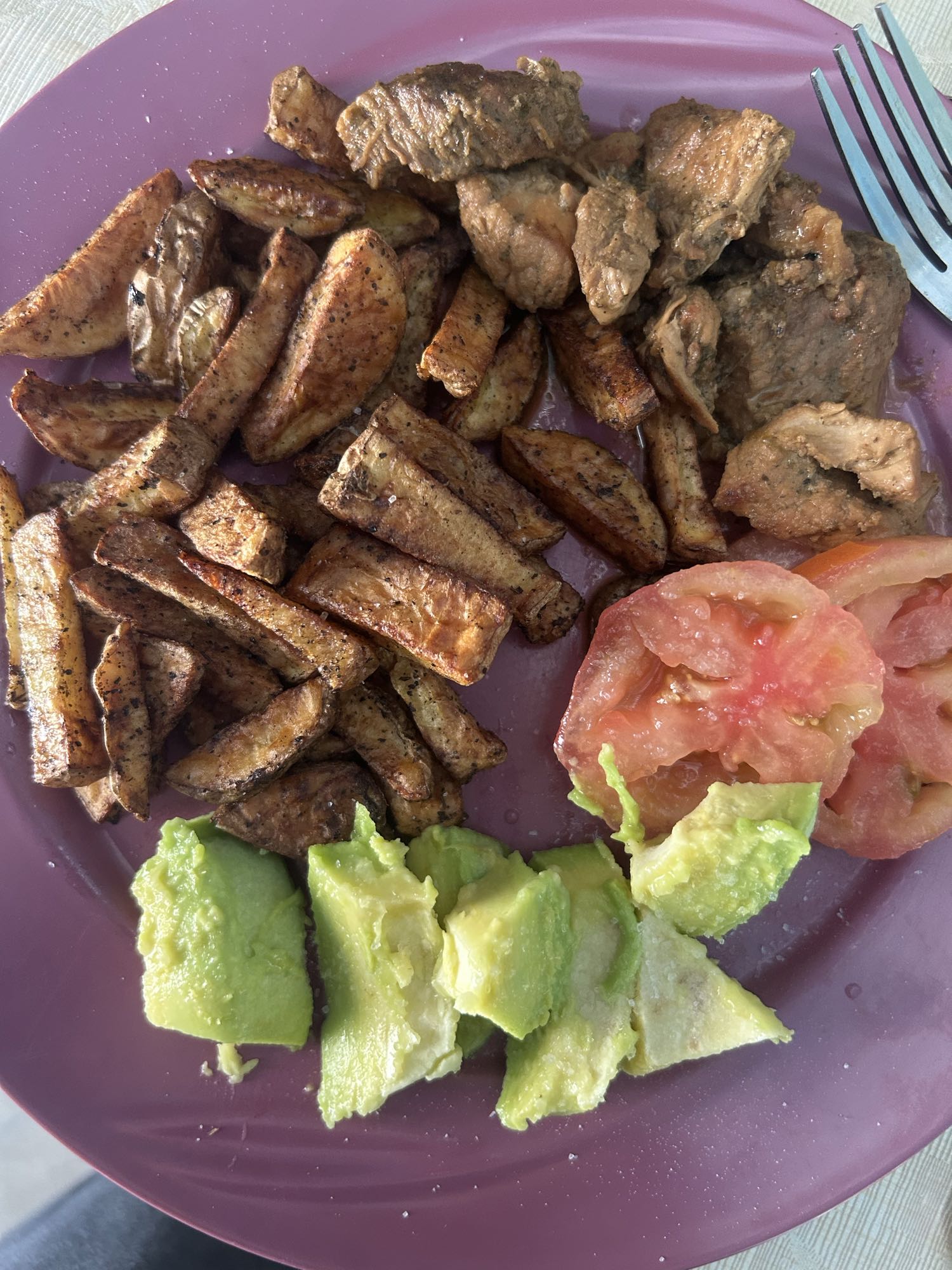 Carne con papas y aguacate
