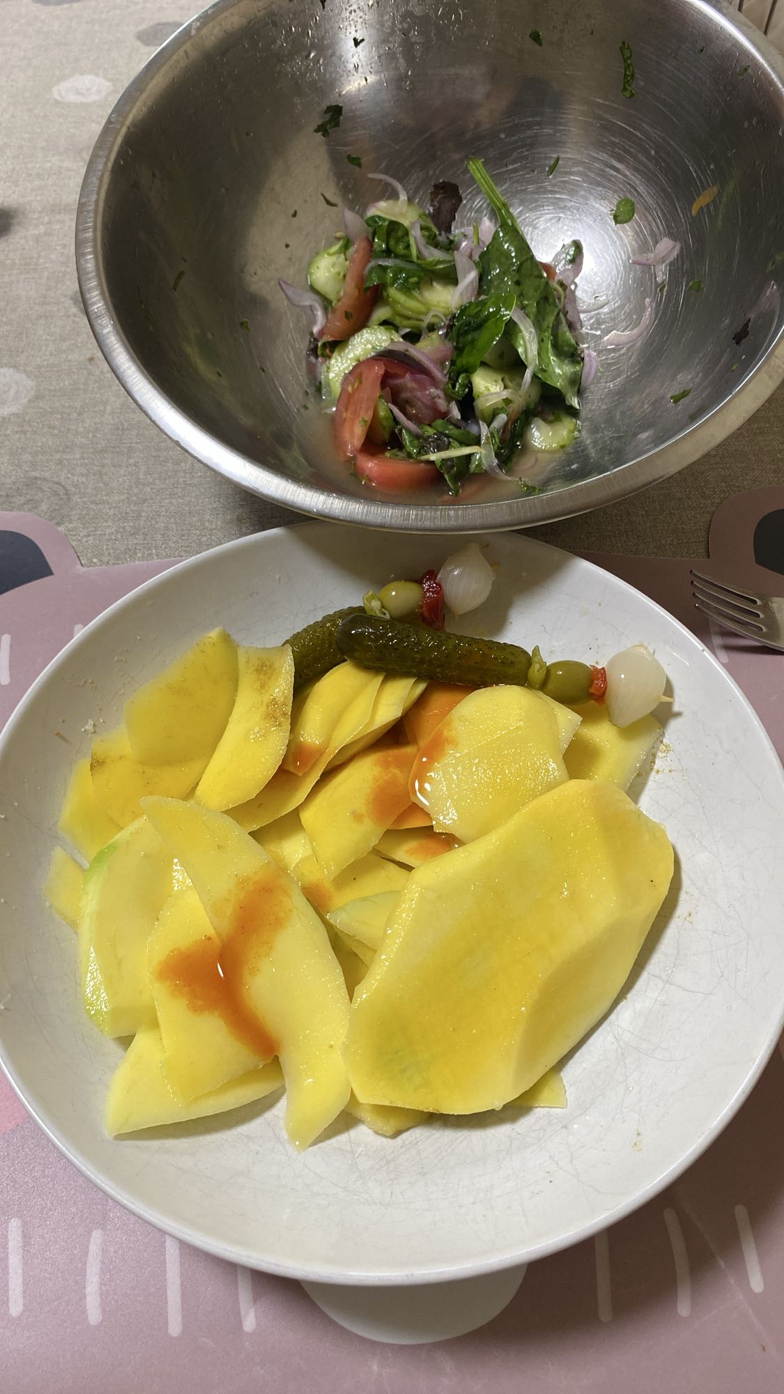Ensalada y mango con encurtidos