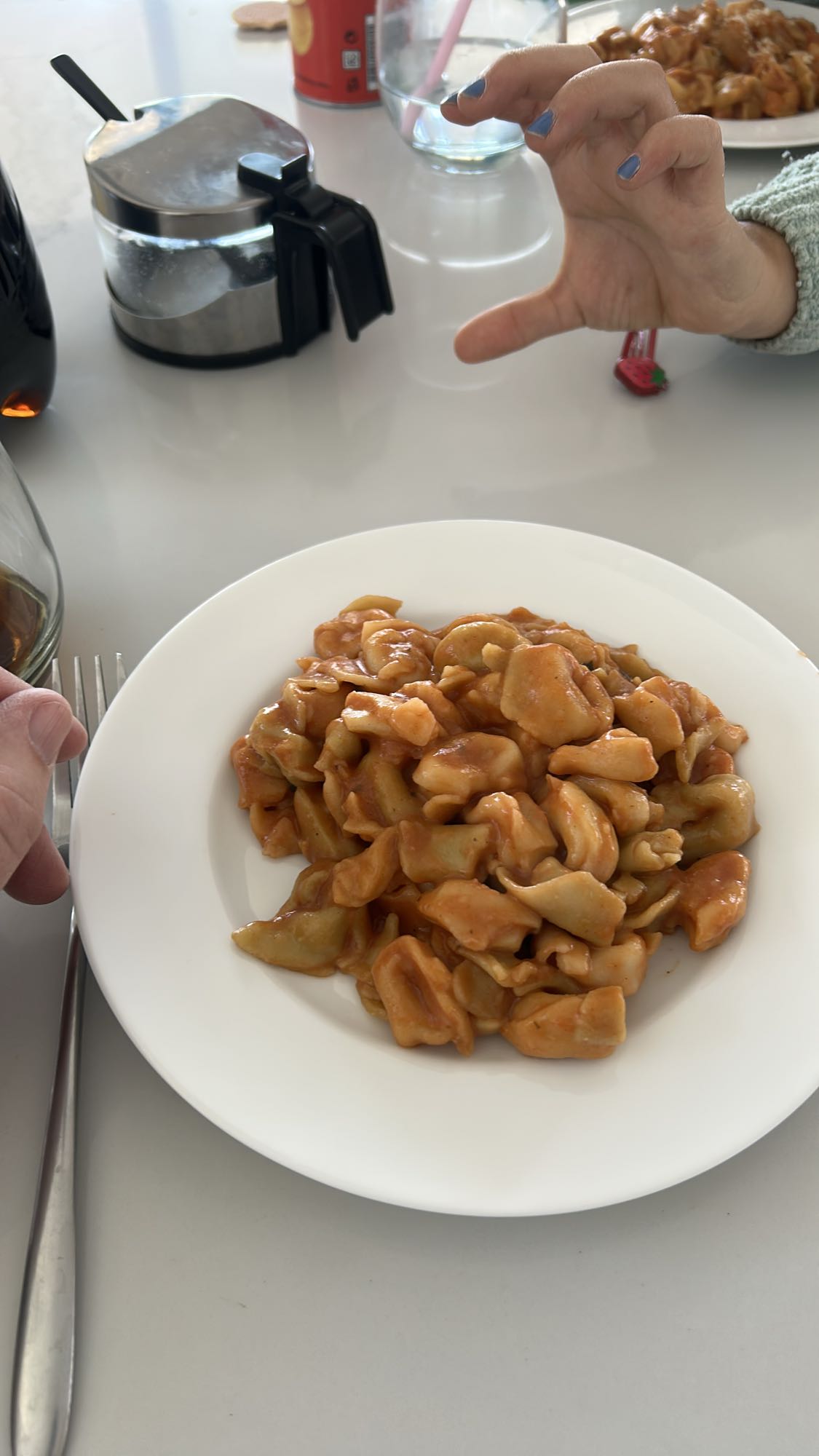 pasta rellena con salsa