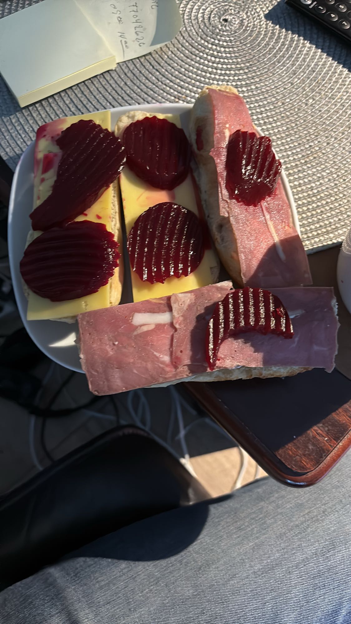 Brødskiver med ost, skinke og rødbeter