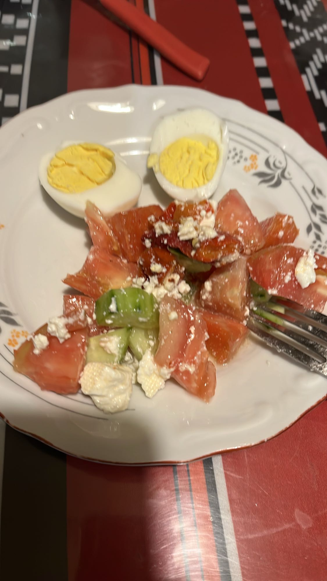 Салата с яйца и сирене