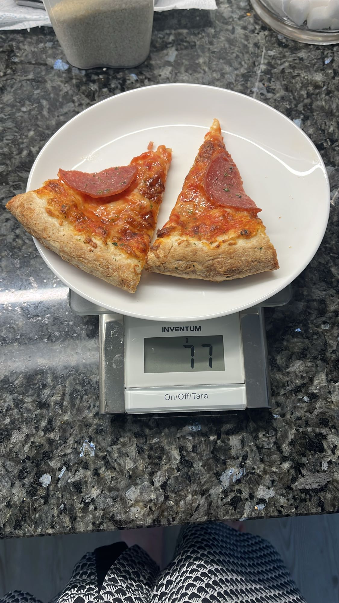 Twee plakjes pepperoni pizza