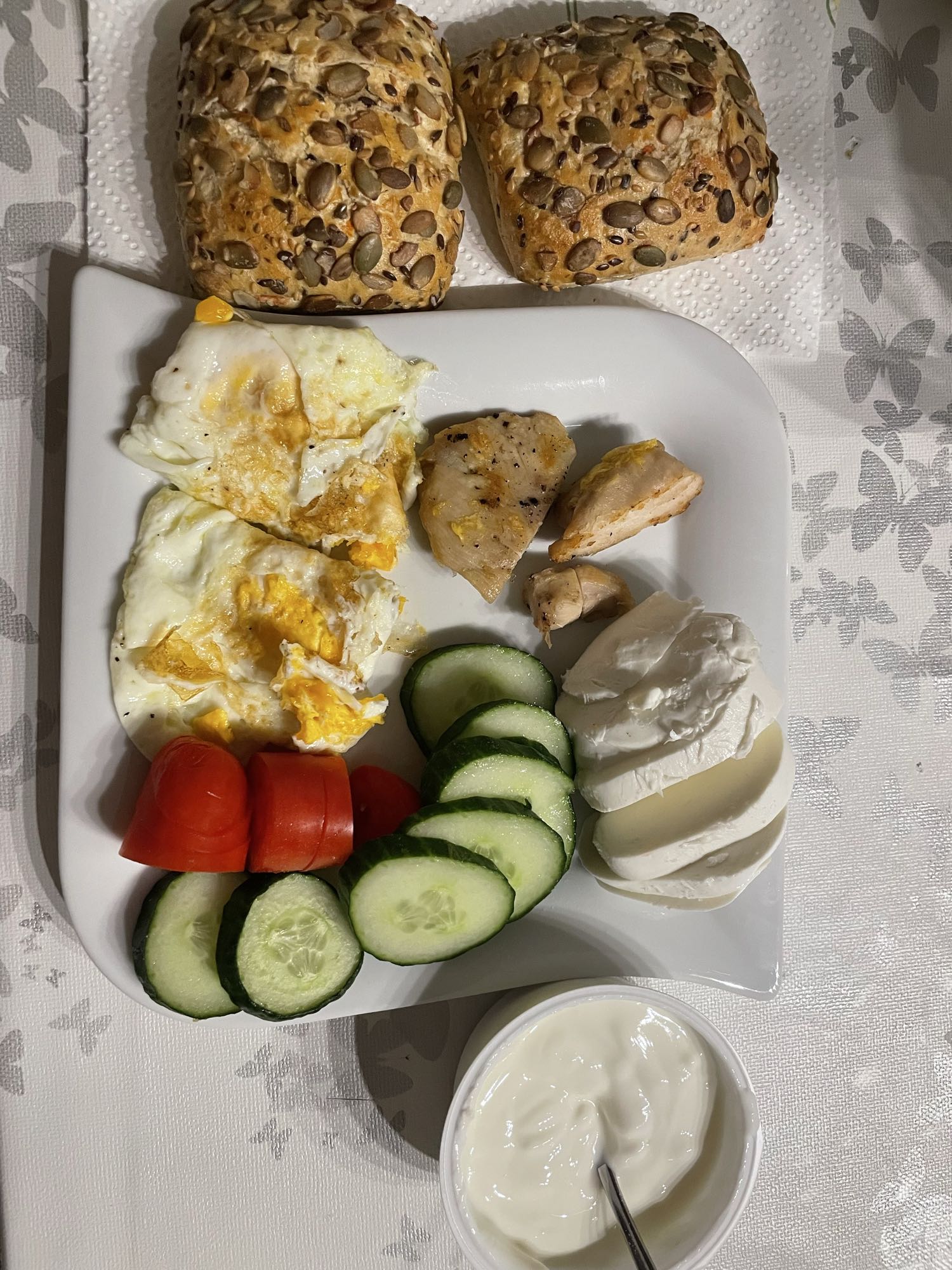 Ontbijt met brood en eieren