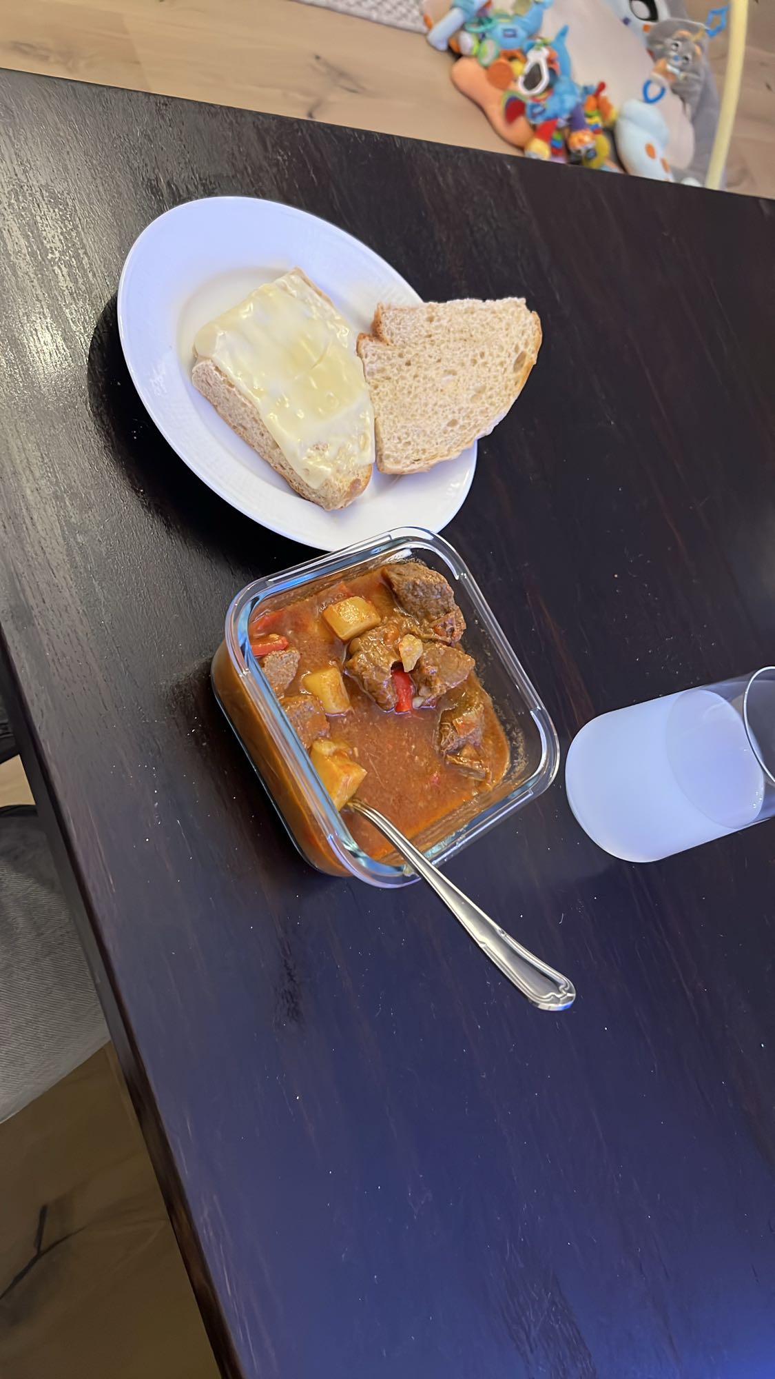 Gryta med bröd och ost