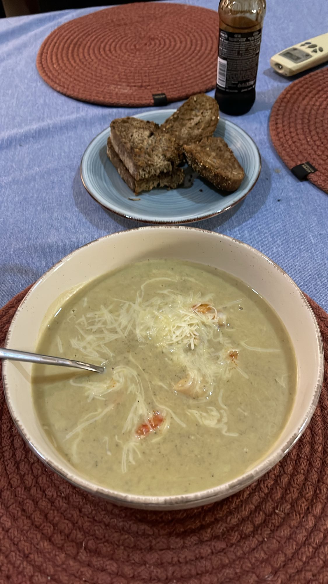 Крем-суп с креветками и хлеб