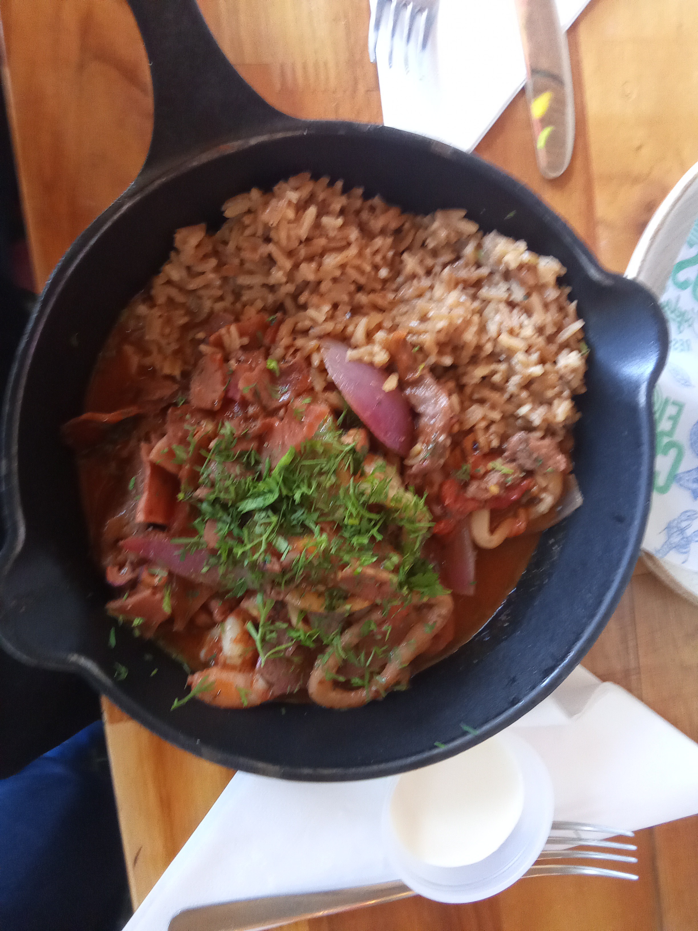 Arroz con carne salteada