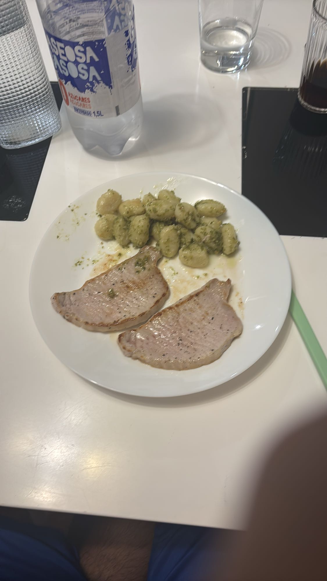 Cerdo con ñoquis al pesto