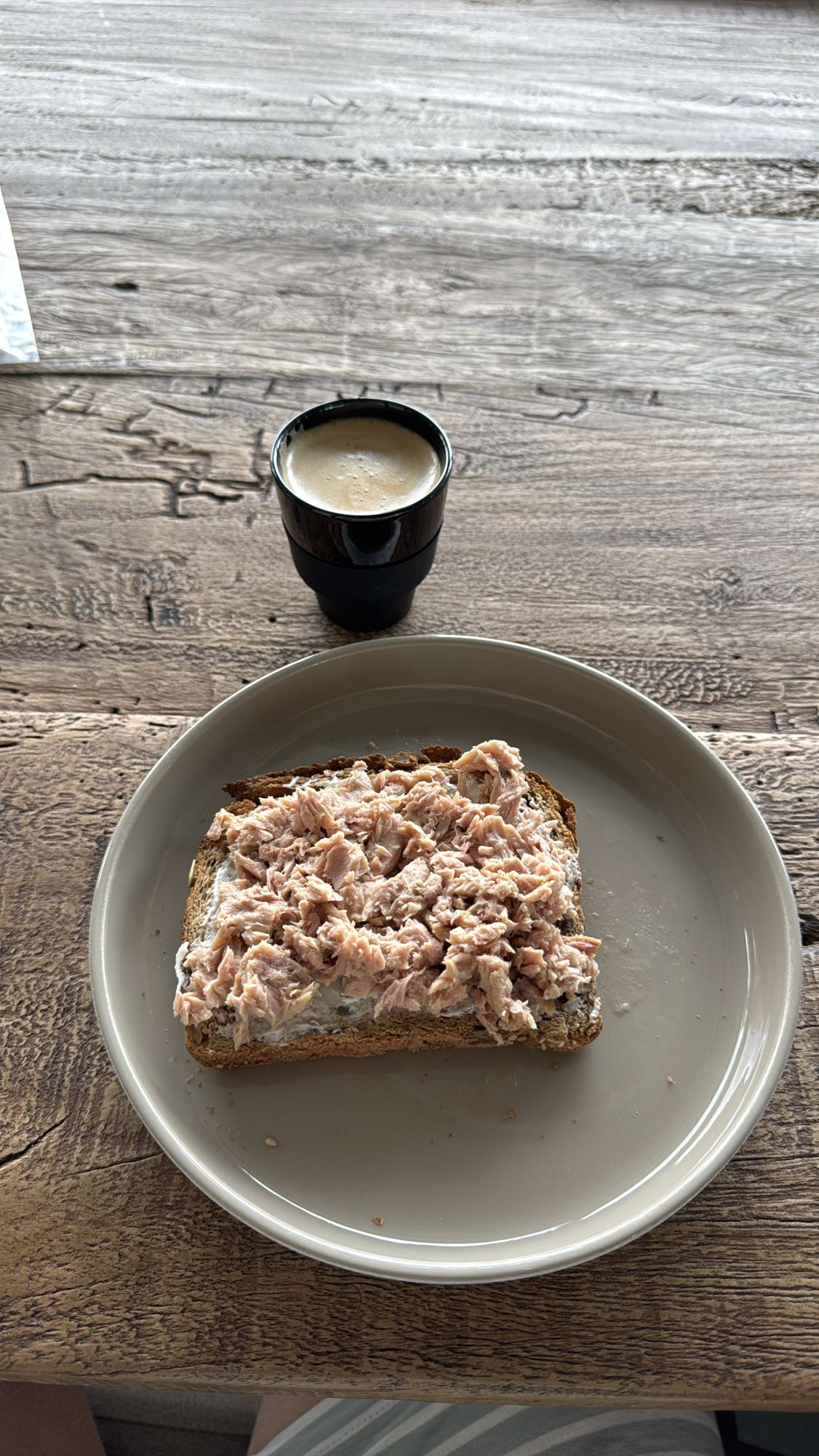 Tostada de atún y café