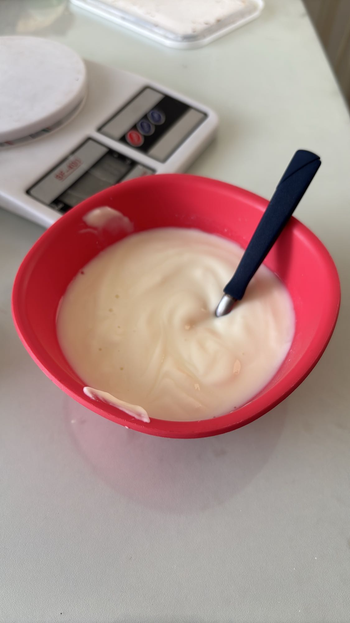 yogur en tazón rojo