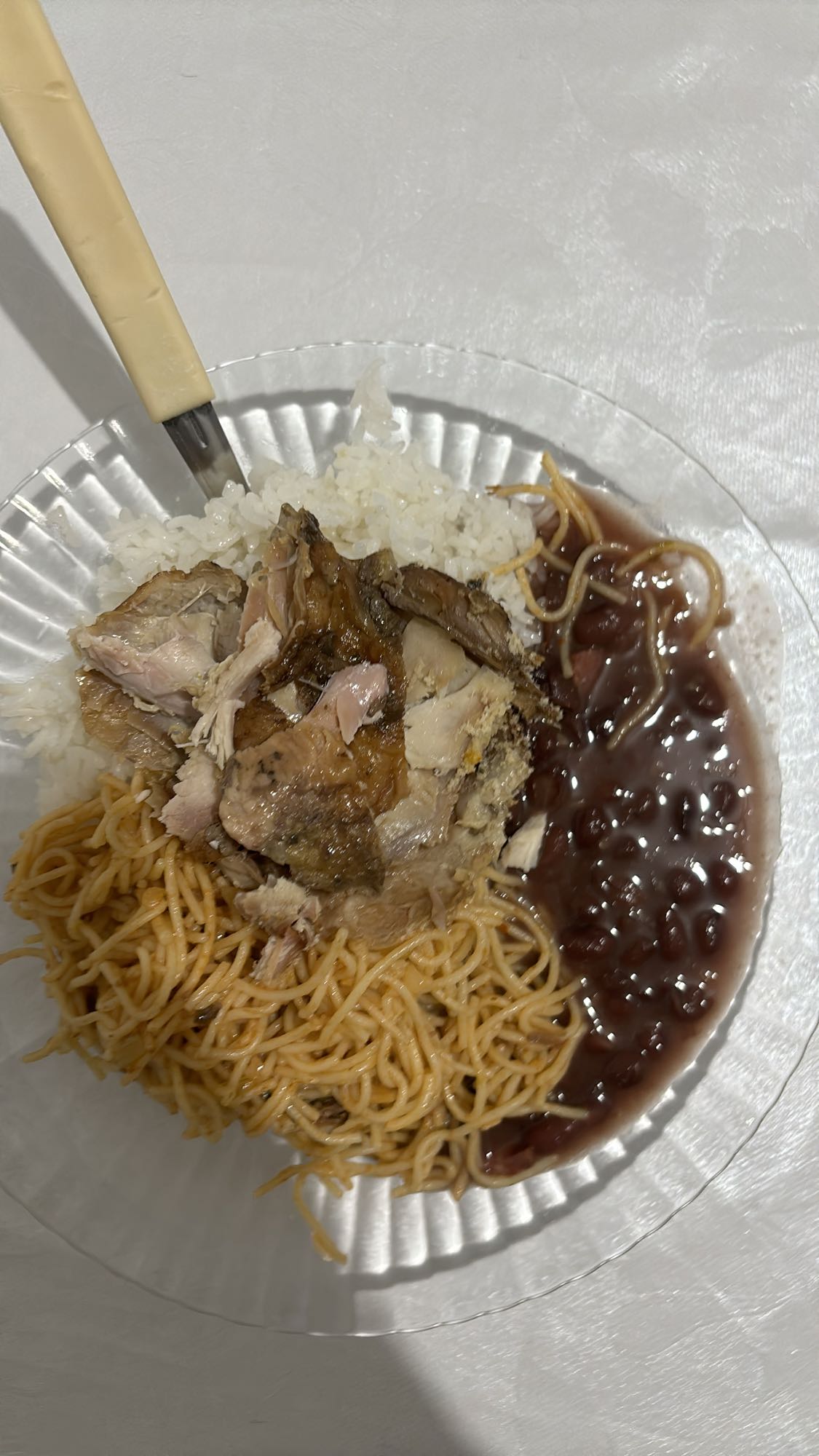 Arroz, frango, feijão e macarrão