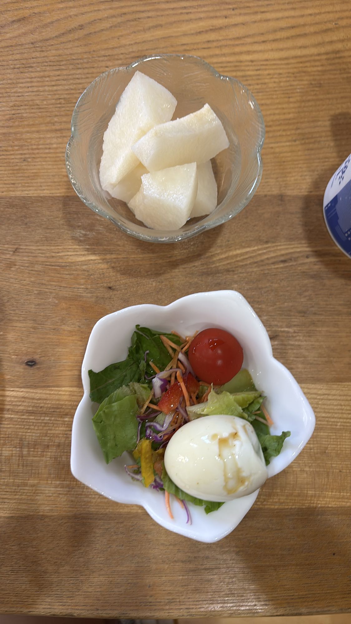 サラダとゆで卵と果物