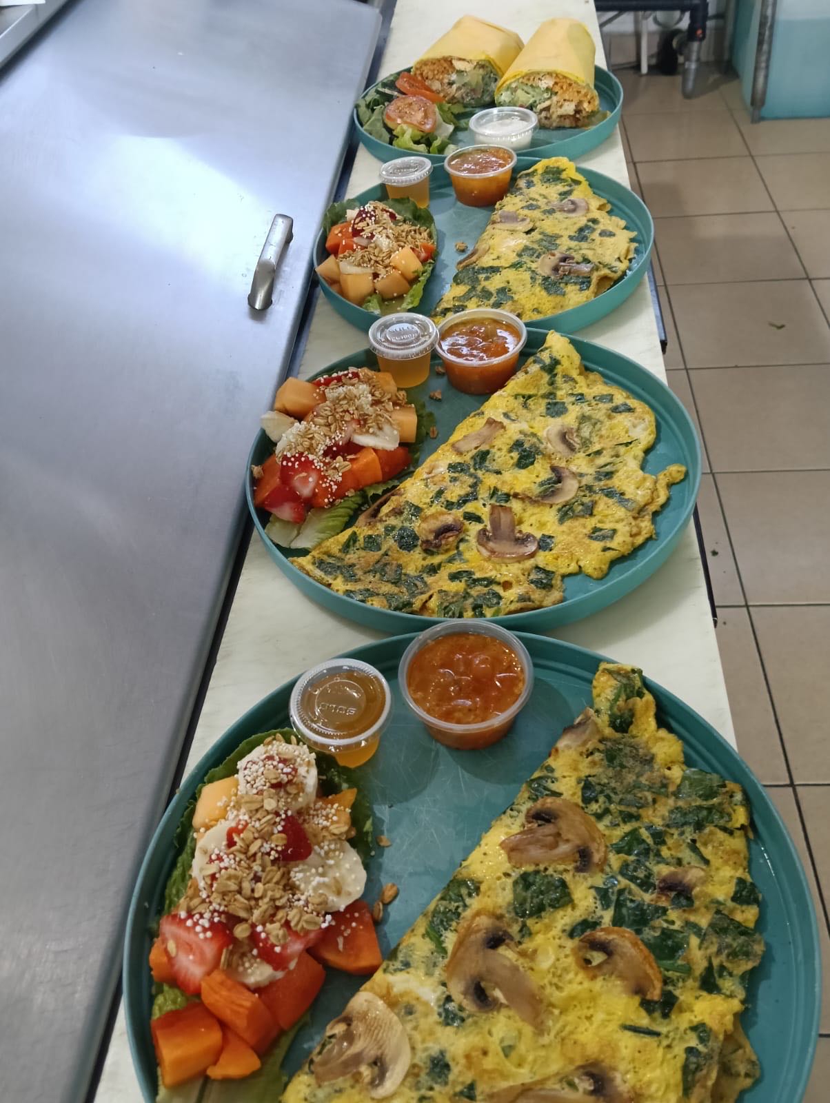 Omelette con ensalada de frutas