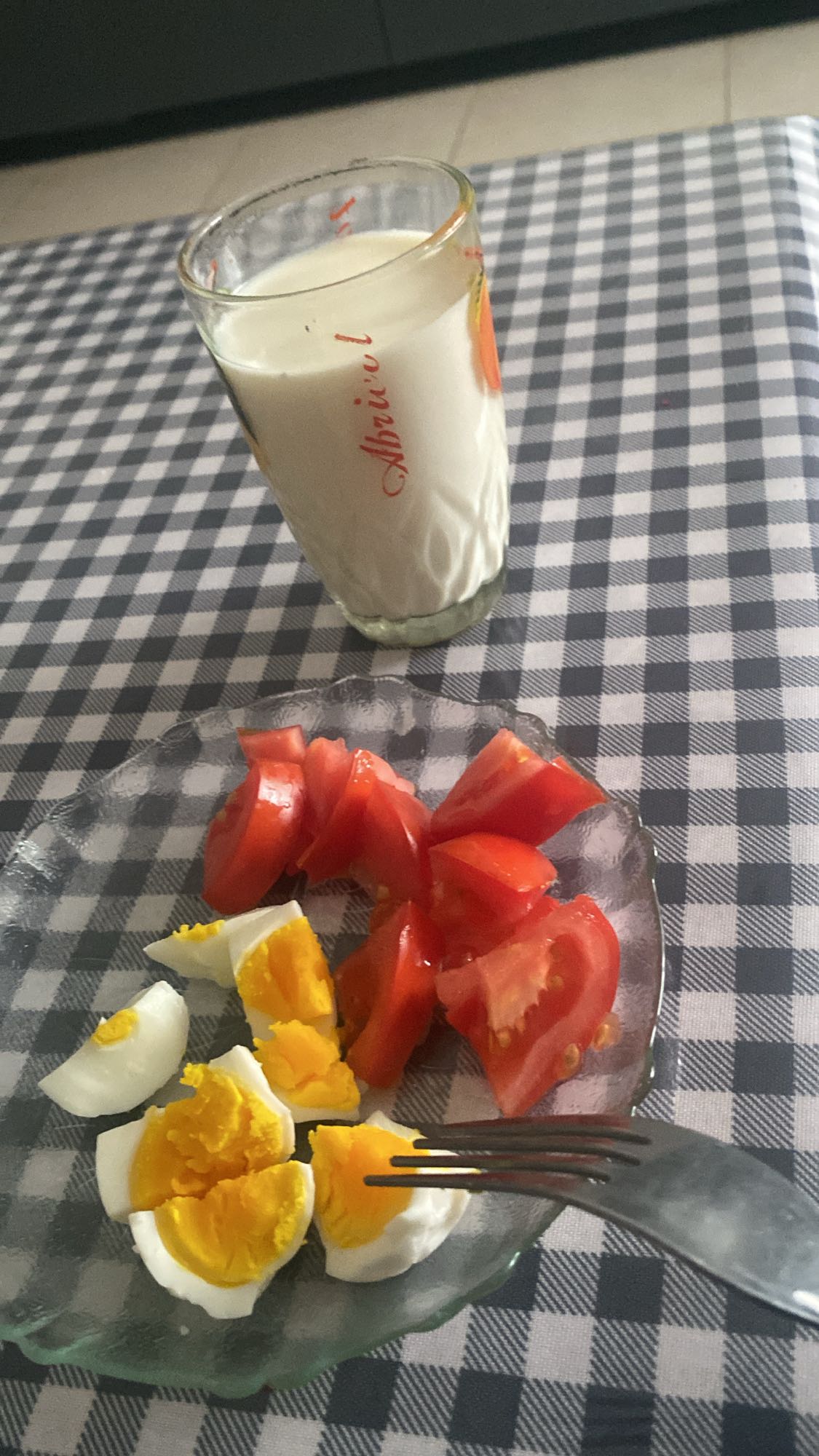 Petit-déjeuner œuf lait tomate