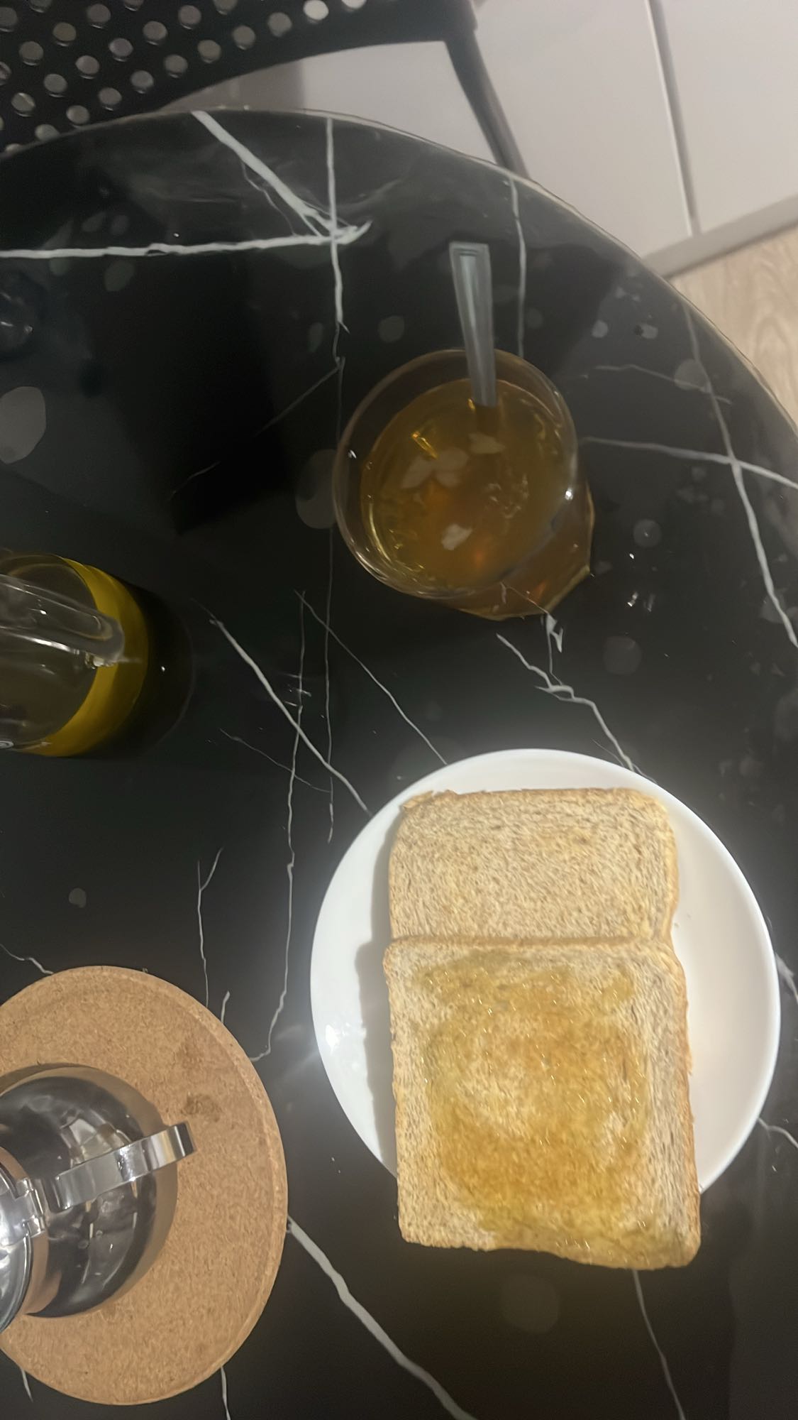 Pain grillé et thé