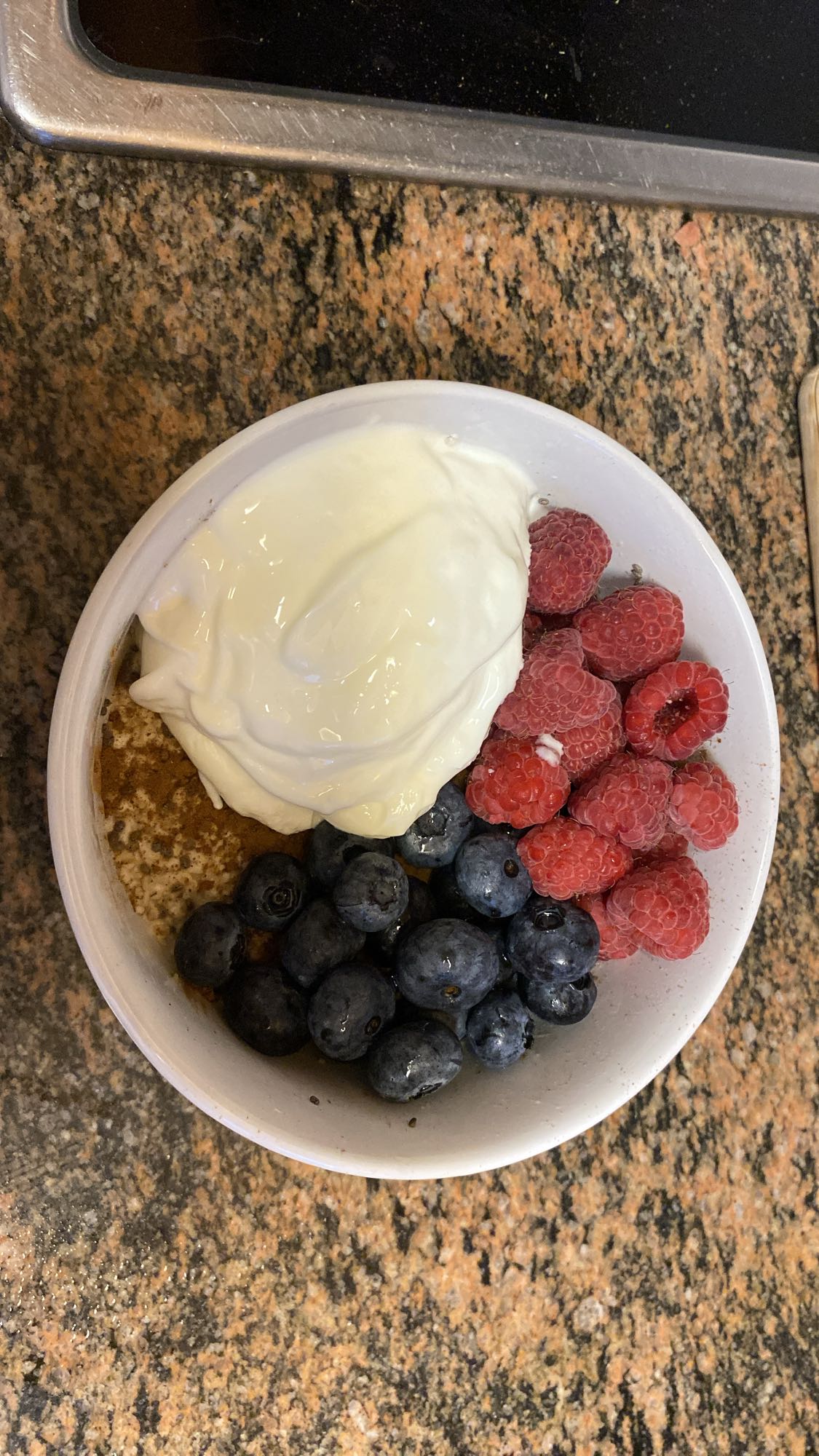 yogur con avena y frutas