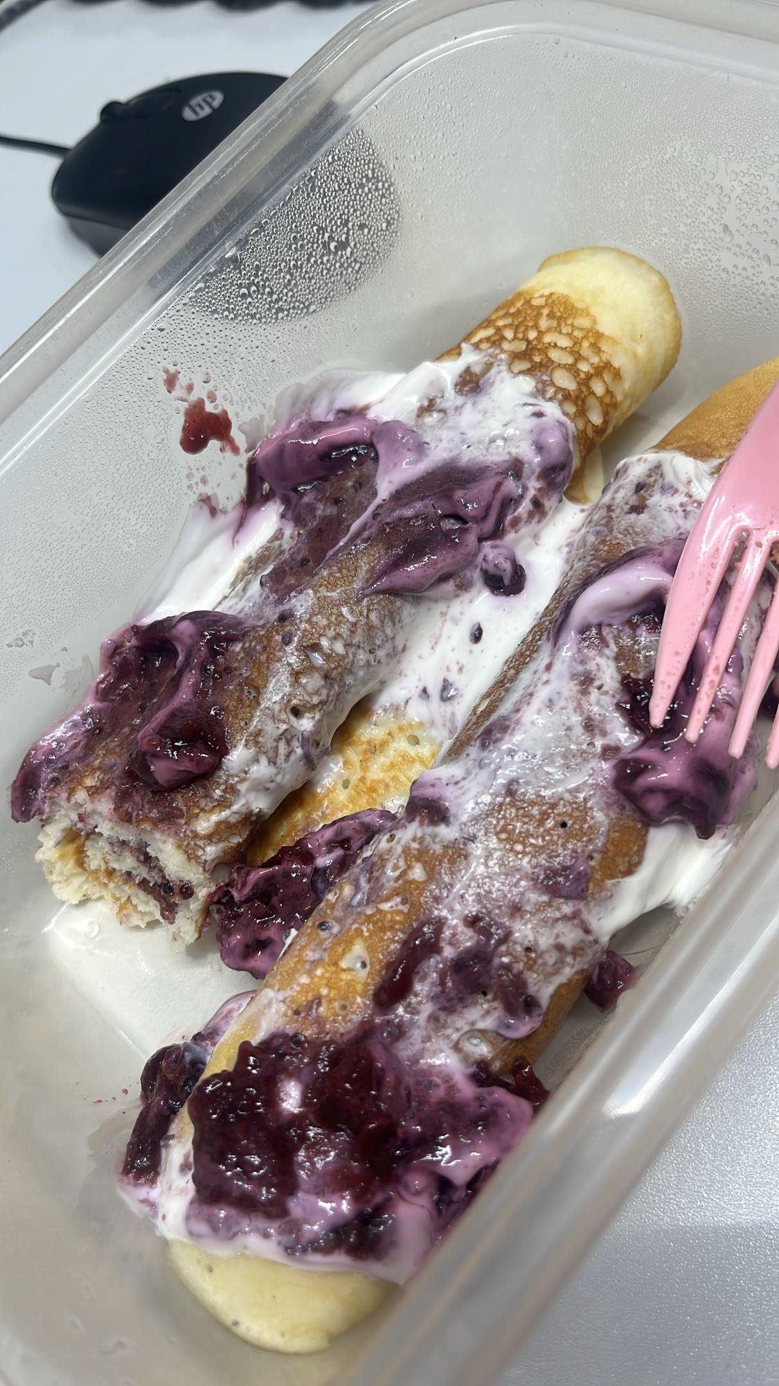 Clătite cu fructe și iaurt