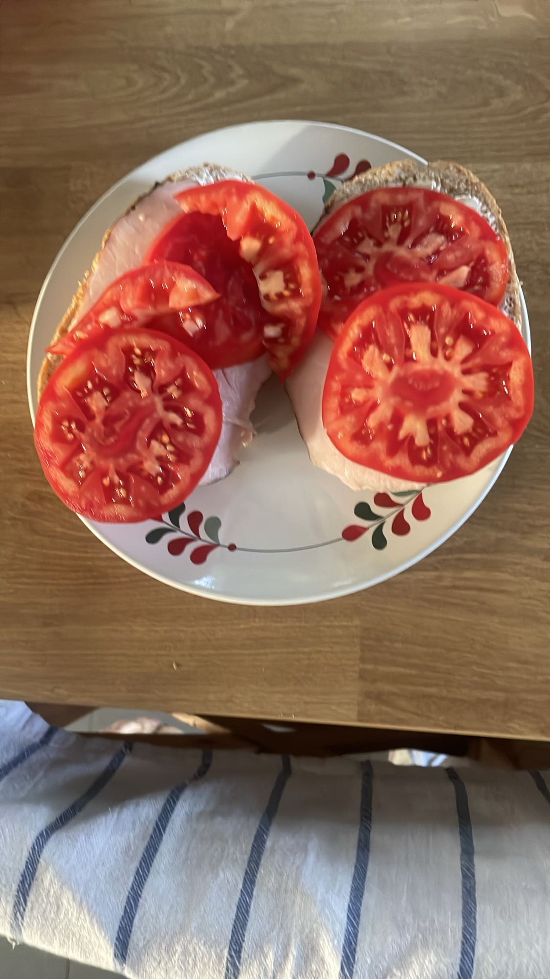 Kanapki z szynką, pomidorem i serkiem almette bez laktozy