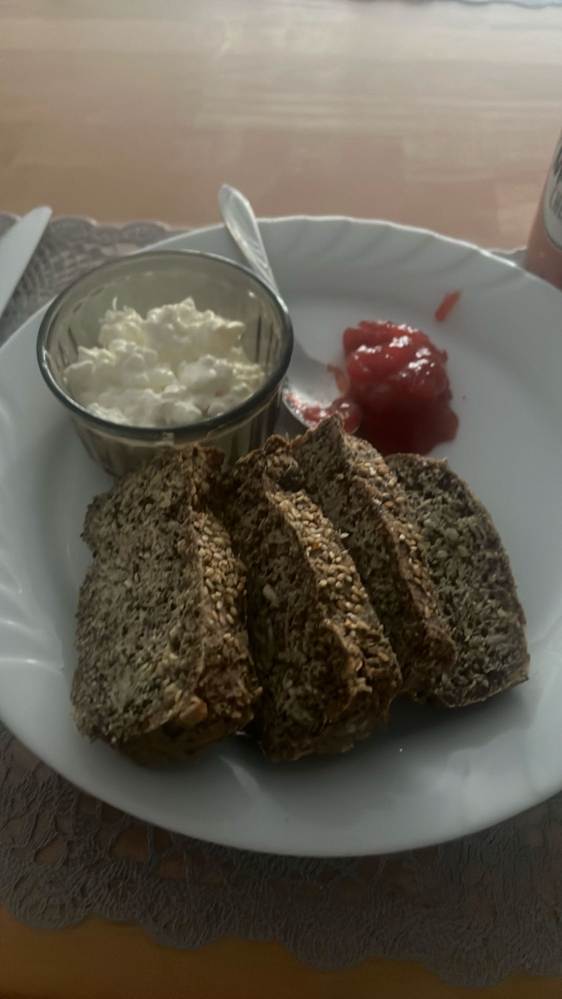 Vollkornbrot mit Hüttenkäse