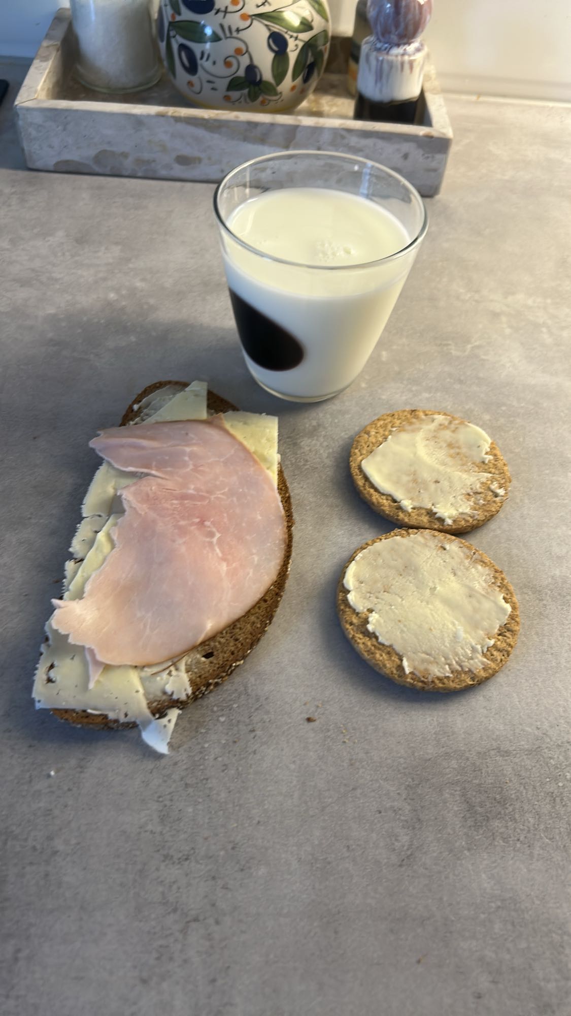 Smörgås med mjölk