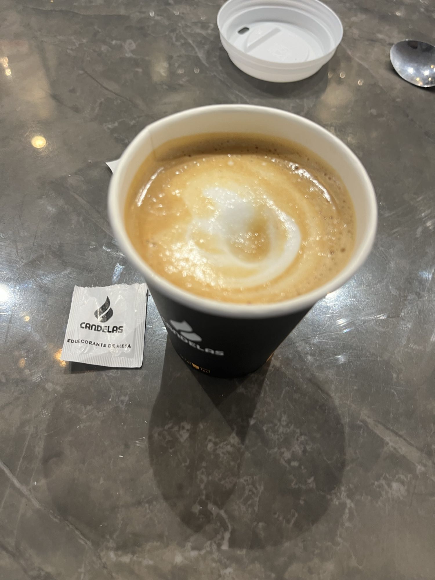 Café con leche y edulcorante