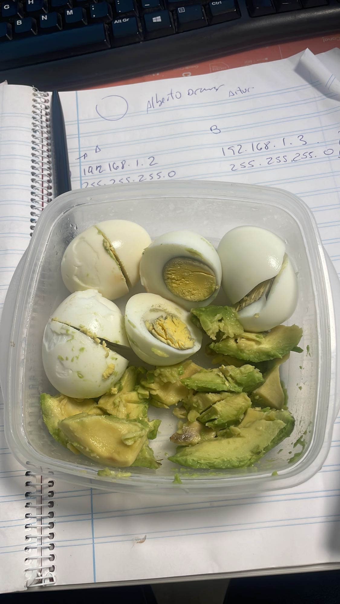 Huevos cocidos y aguacate