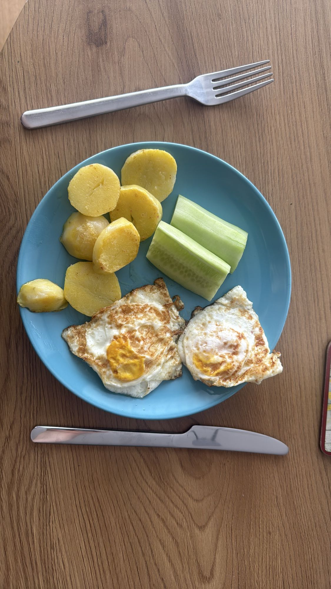 Jajka z ziemniakami i ogórkiem