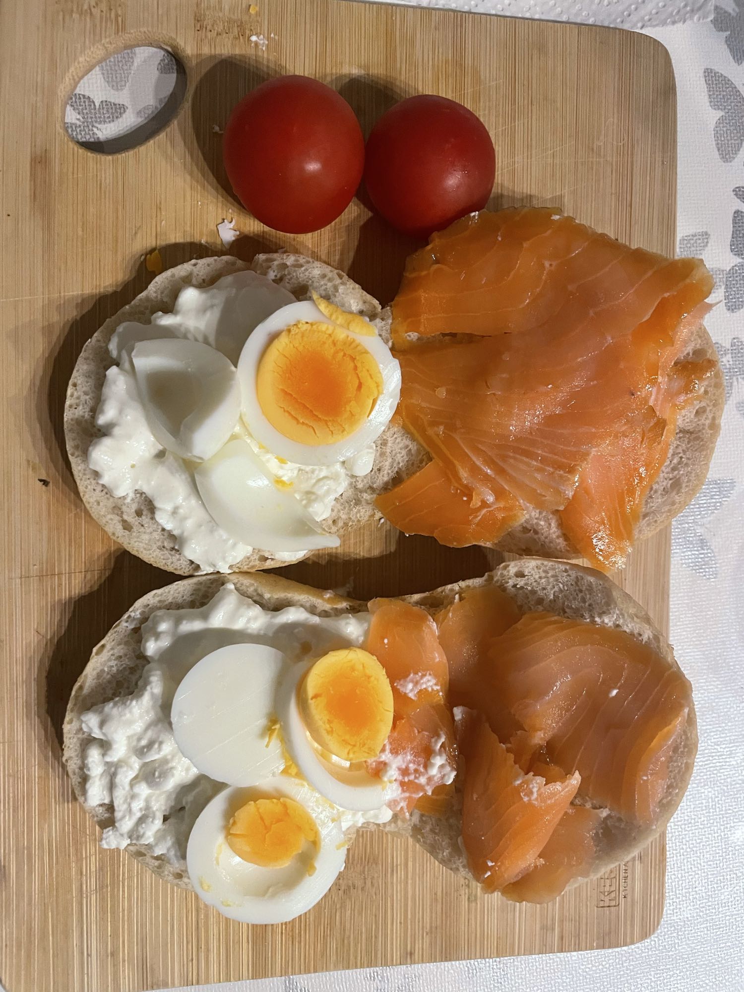 Volkorenbrood met ei en zalm