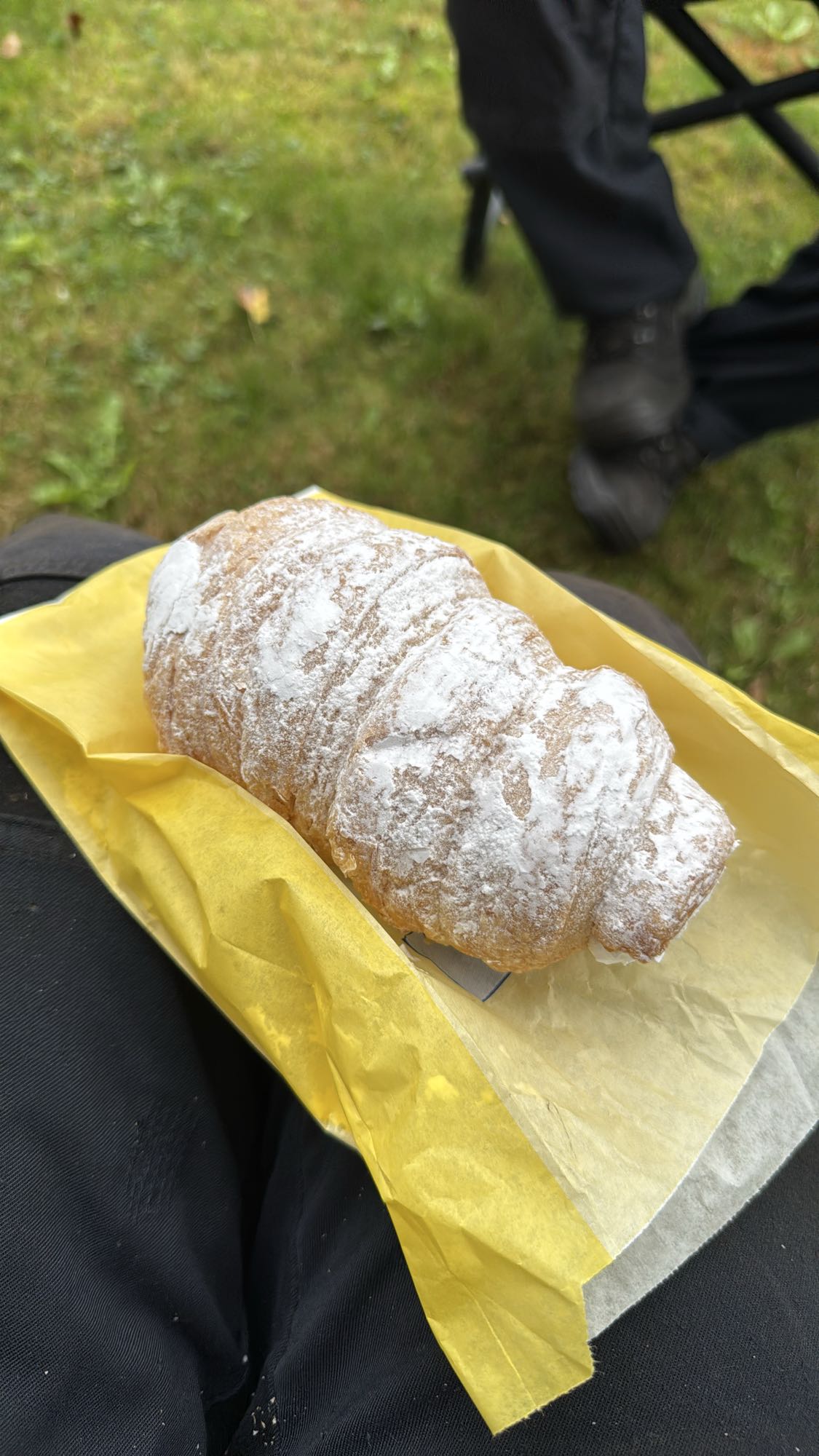 Croissant met poedersuiker