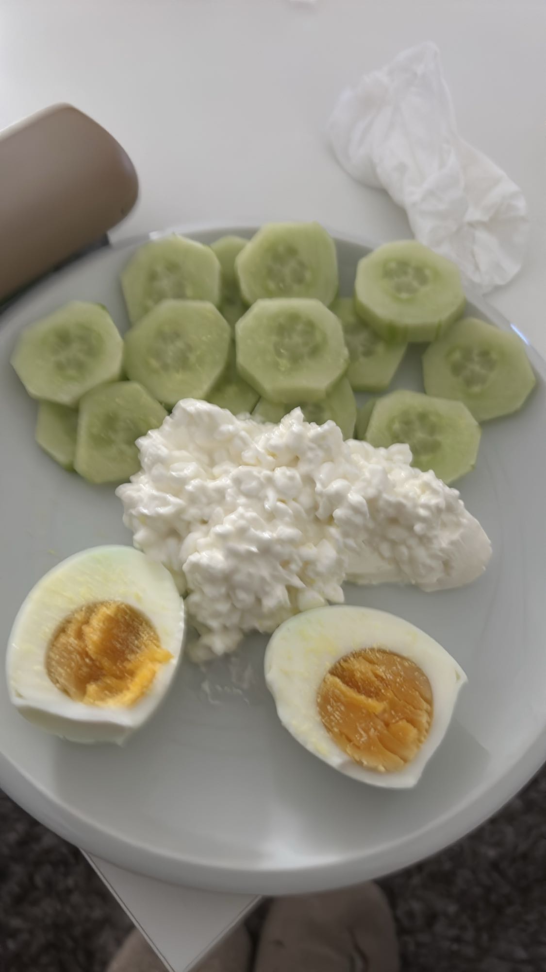 Ei, Hüttenkäse & Gurke