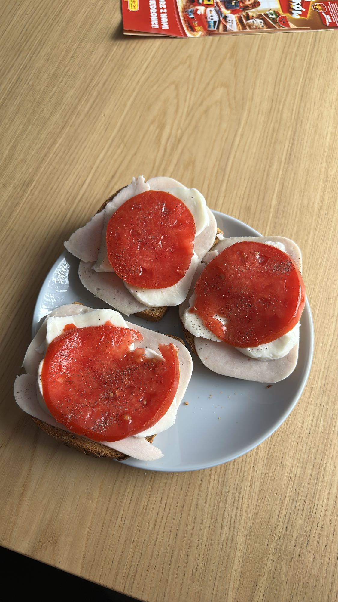 Kanapki z indykiem i pomidorem