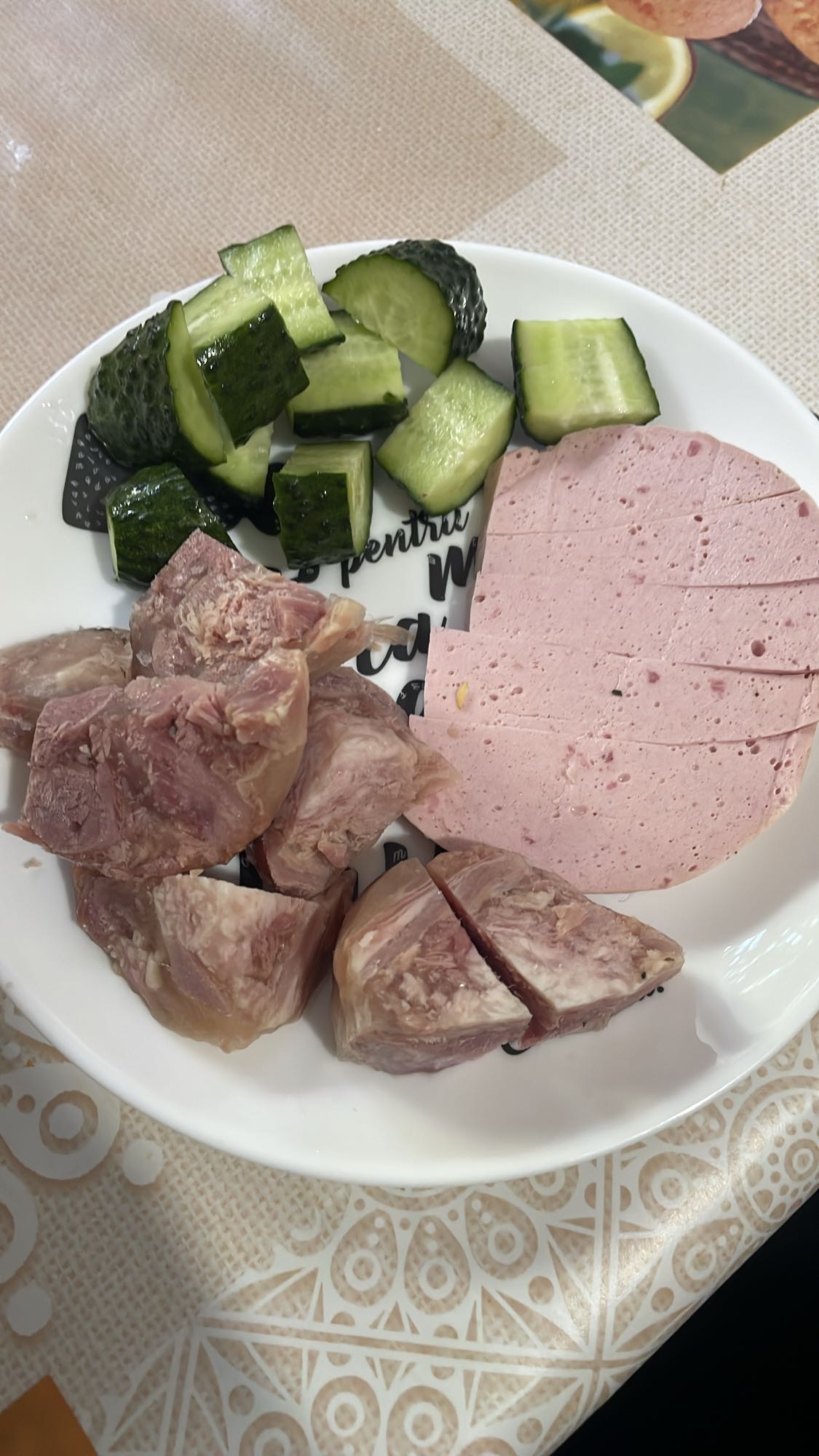 Plat carne și castraveți