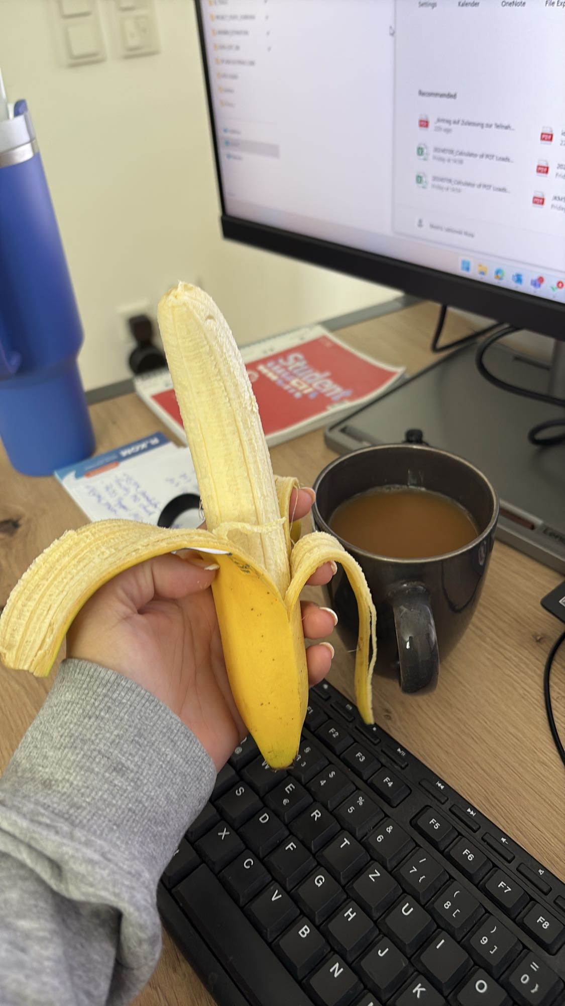 Banana and tea snack