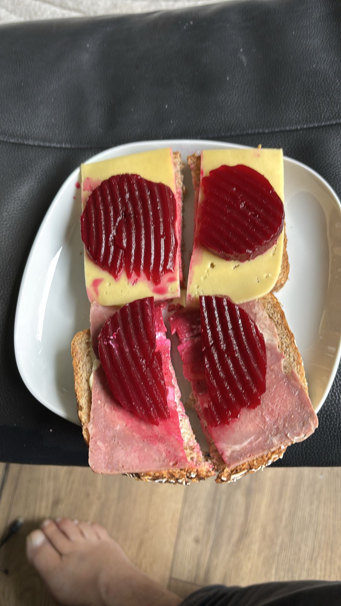 Brødskiver med ost, oksefilet og rødbeter