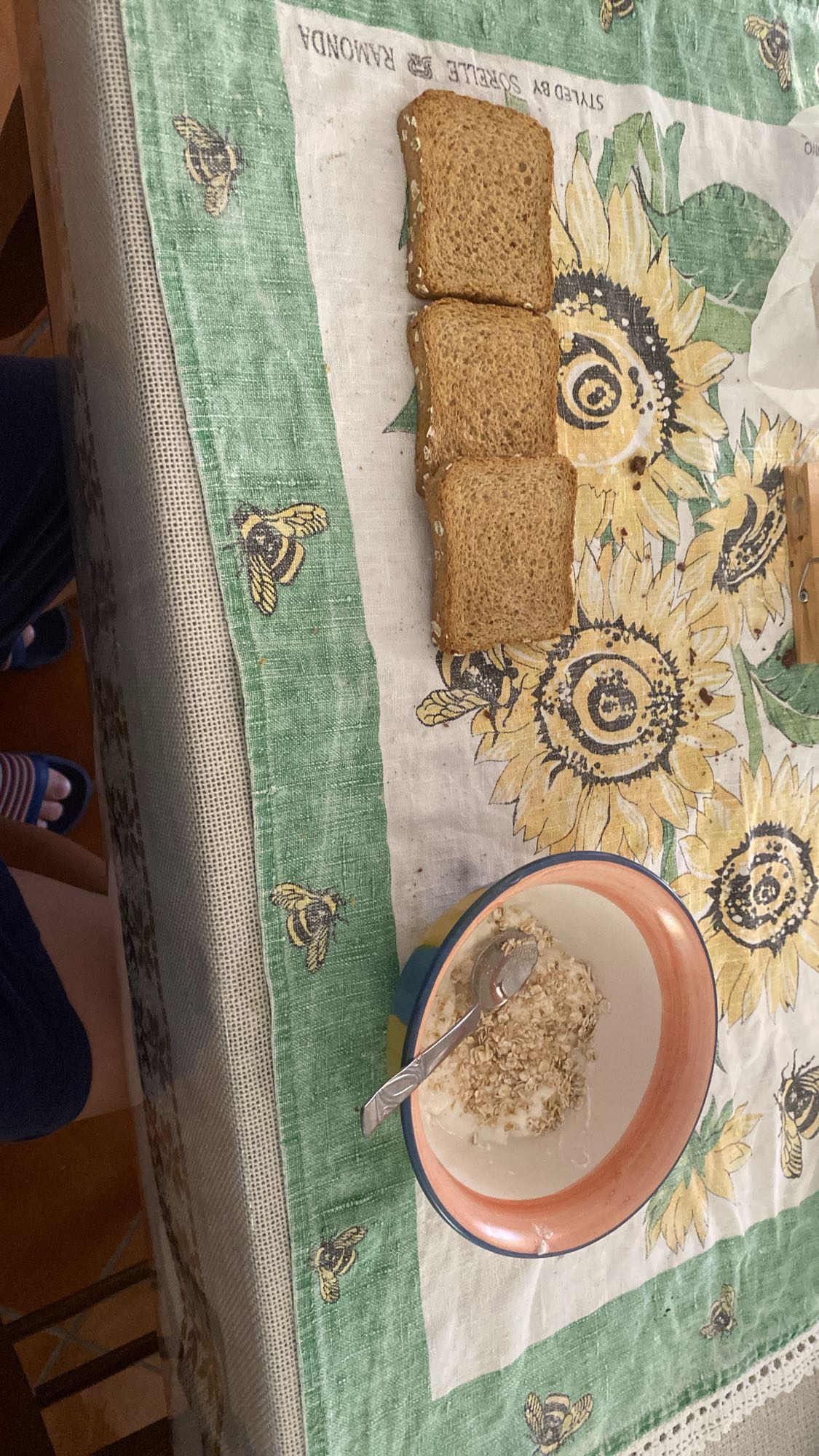 Pane integrale e yogurt