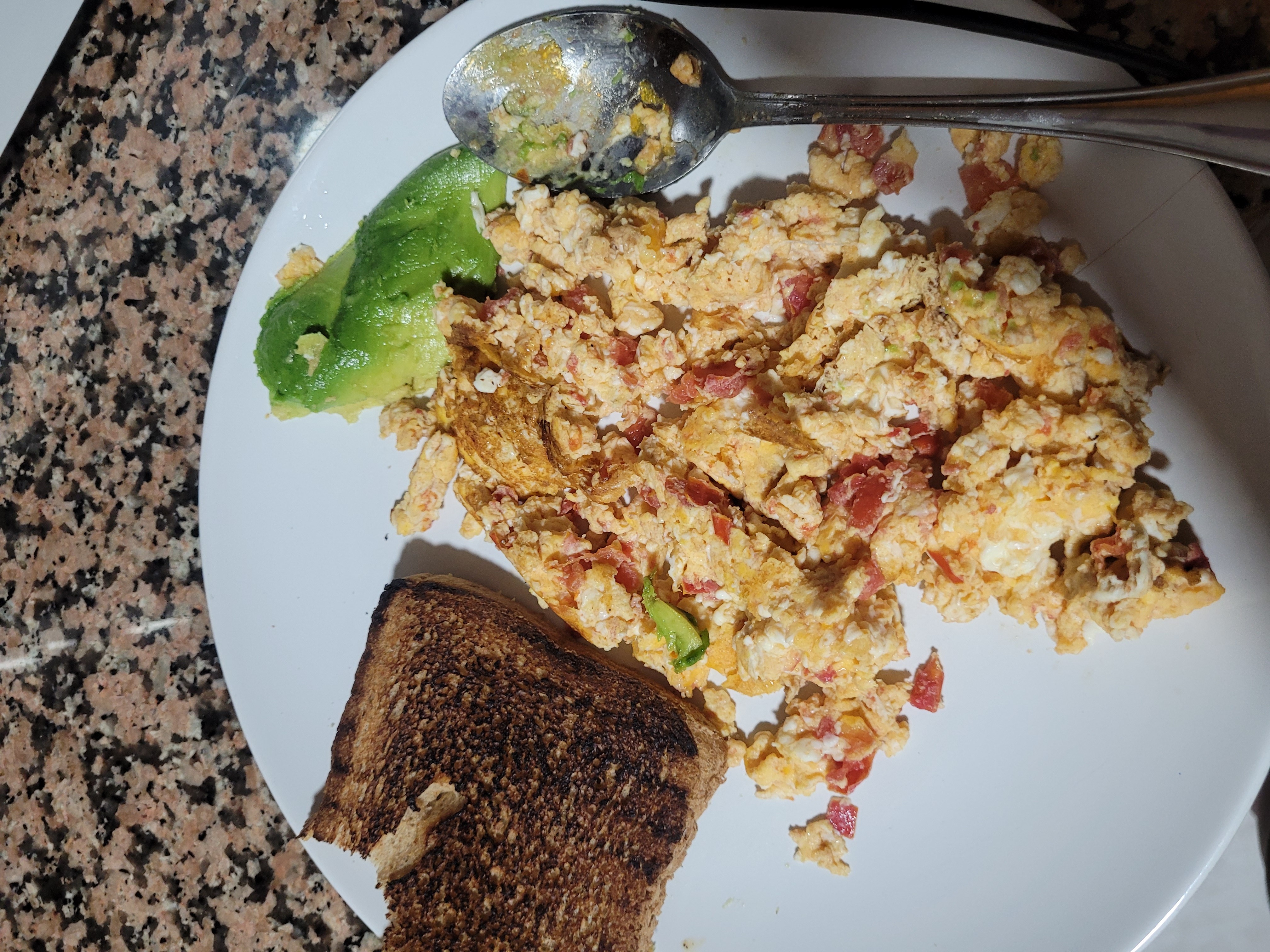 Huevos revueltos con pan y aguacate