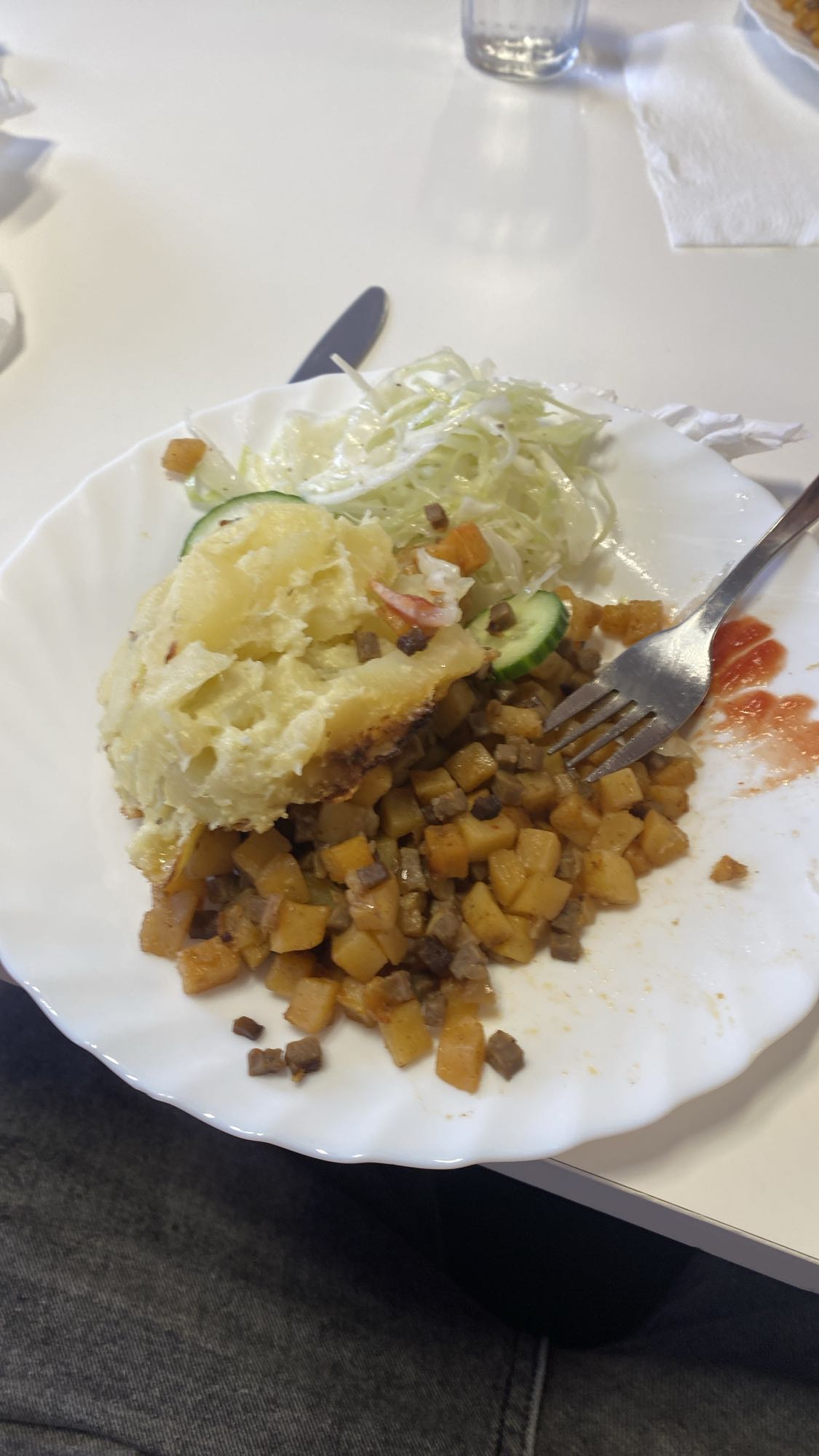 картофель с мясом и салатом