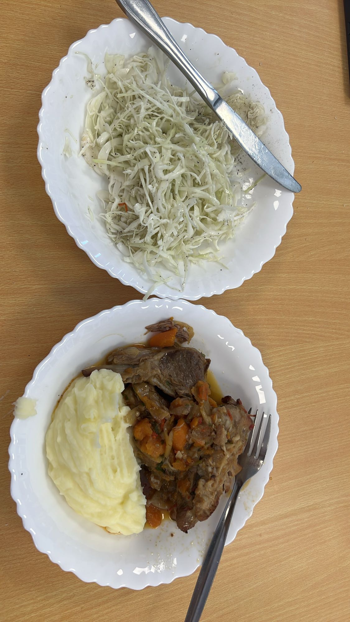 Piure cu carne și salată