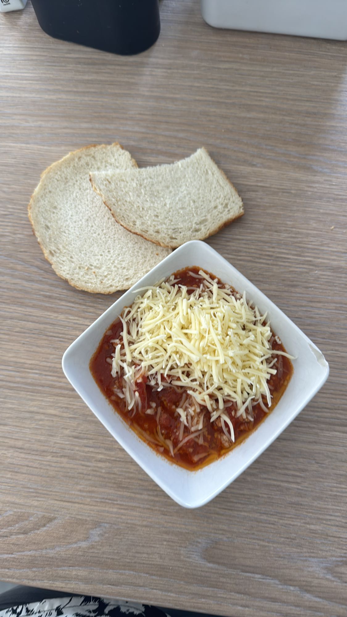 Pain et ragoût au fromage